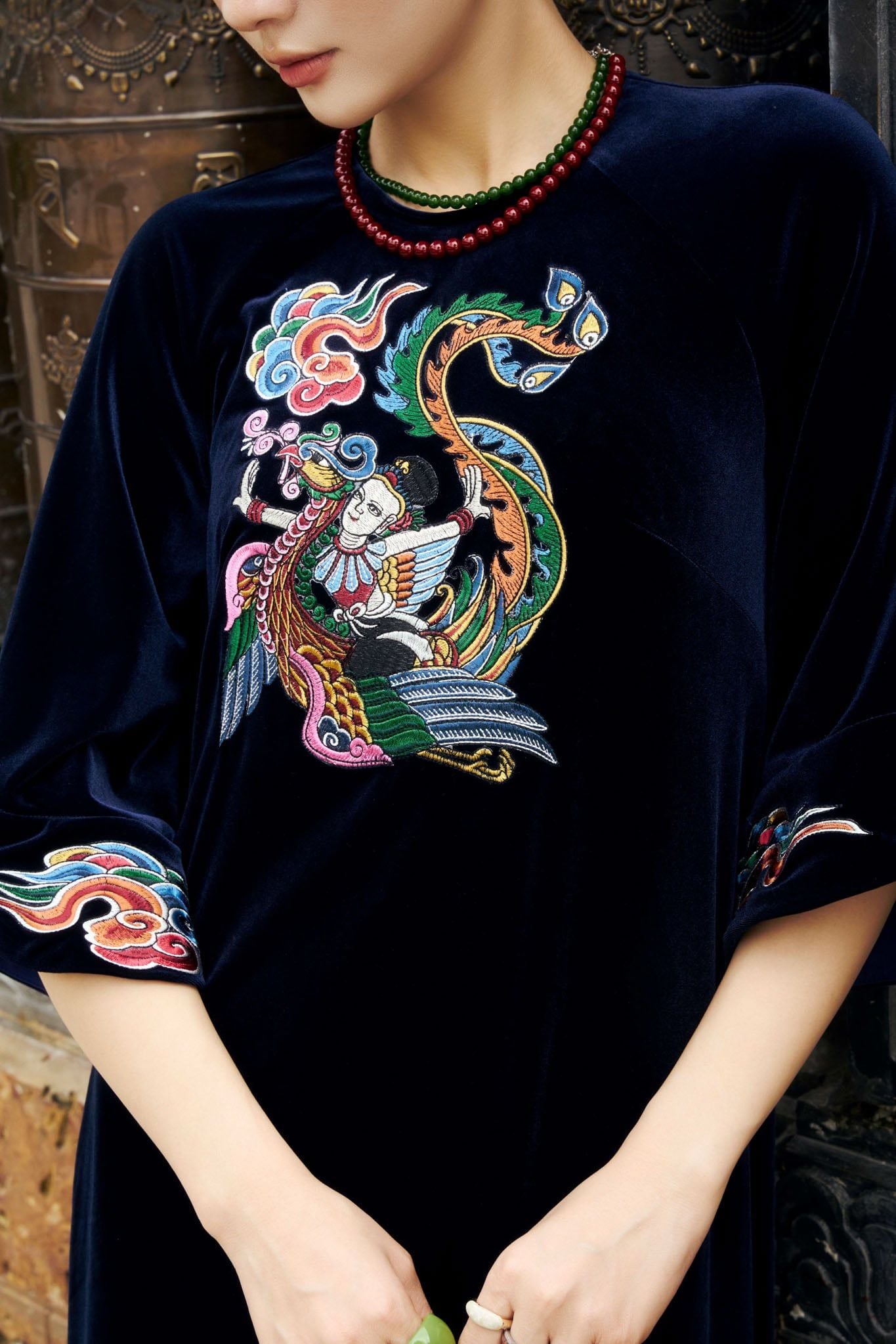 BDA50212 - Áo dài cao cấp vải nhung dáng suông cổ tròn tay giác lăng thân áo thêu hoạ tiết thời trang - PANTIO