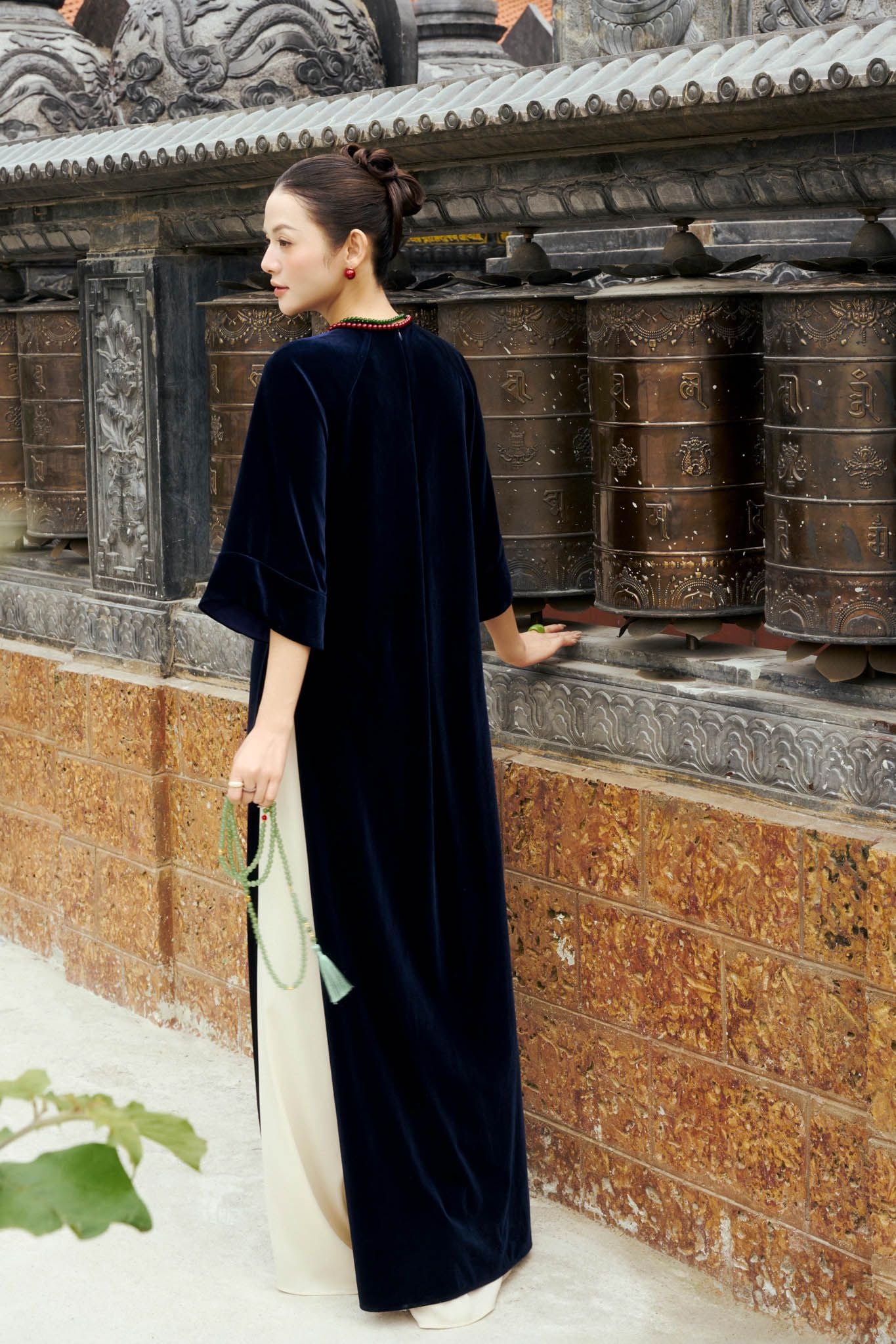 BDA50212 - Áo dài cao cấp vải nhung dáng suông cổ tròn tay giác lăng thân áo thêu hoạ tiết thời trang - PANTIO