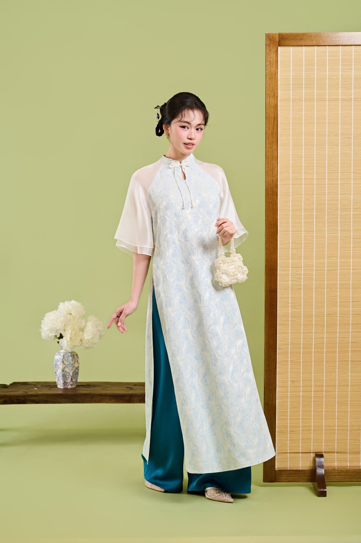 BDA50221 - Áo dài cách tân vải gấm dáng suông cổ tàu tay lửng khoá thân sau - JAN.