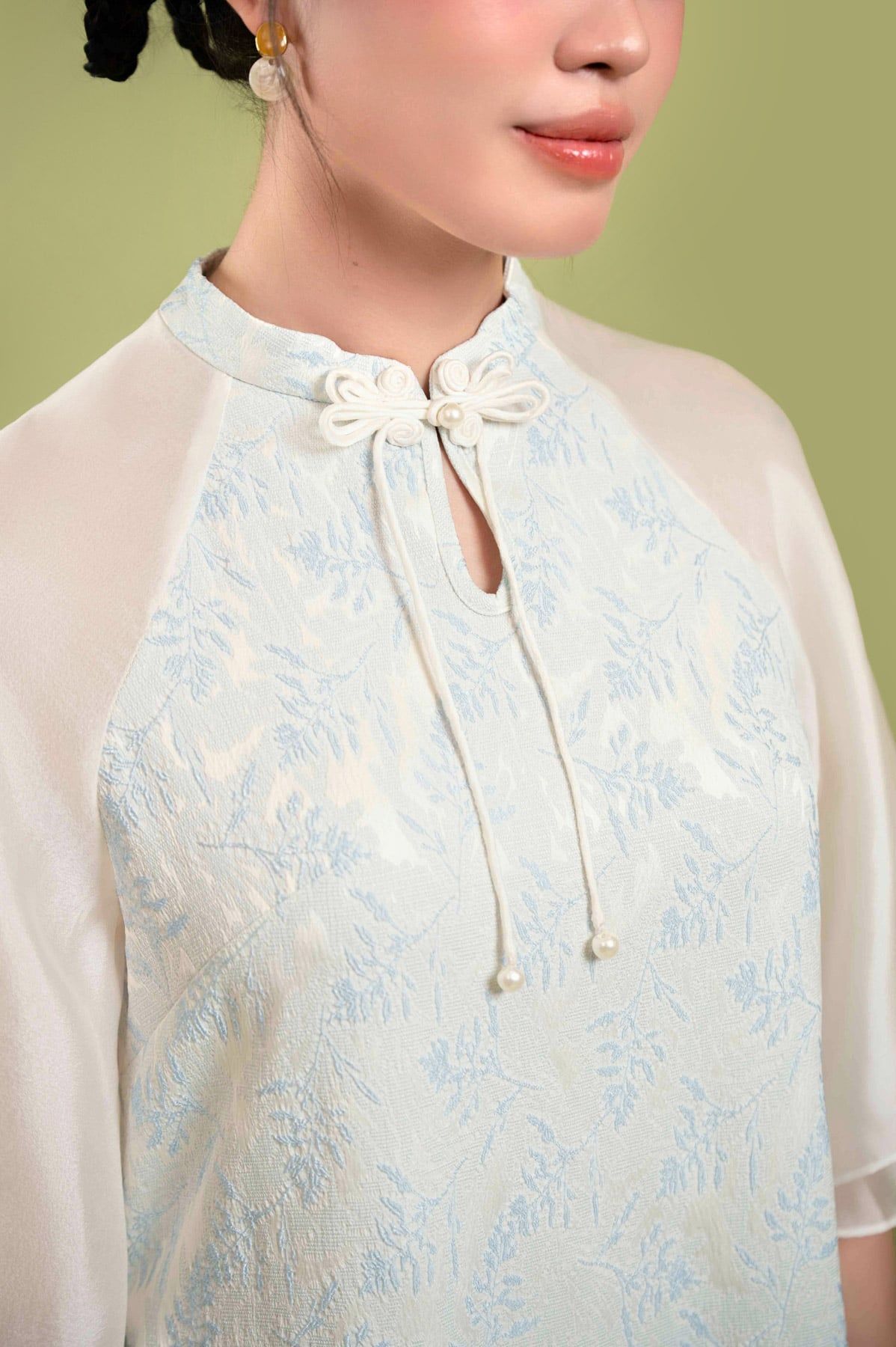 BDA50221 - Áo dài cách tân vải gấm dáng suông cổ tàu tay lửng khoá thân sau - JAN.