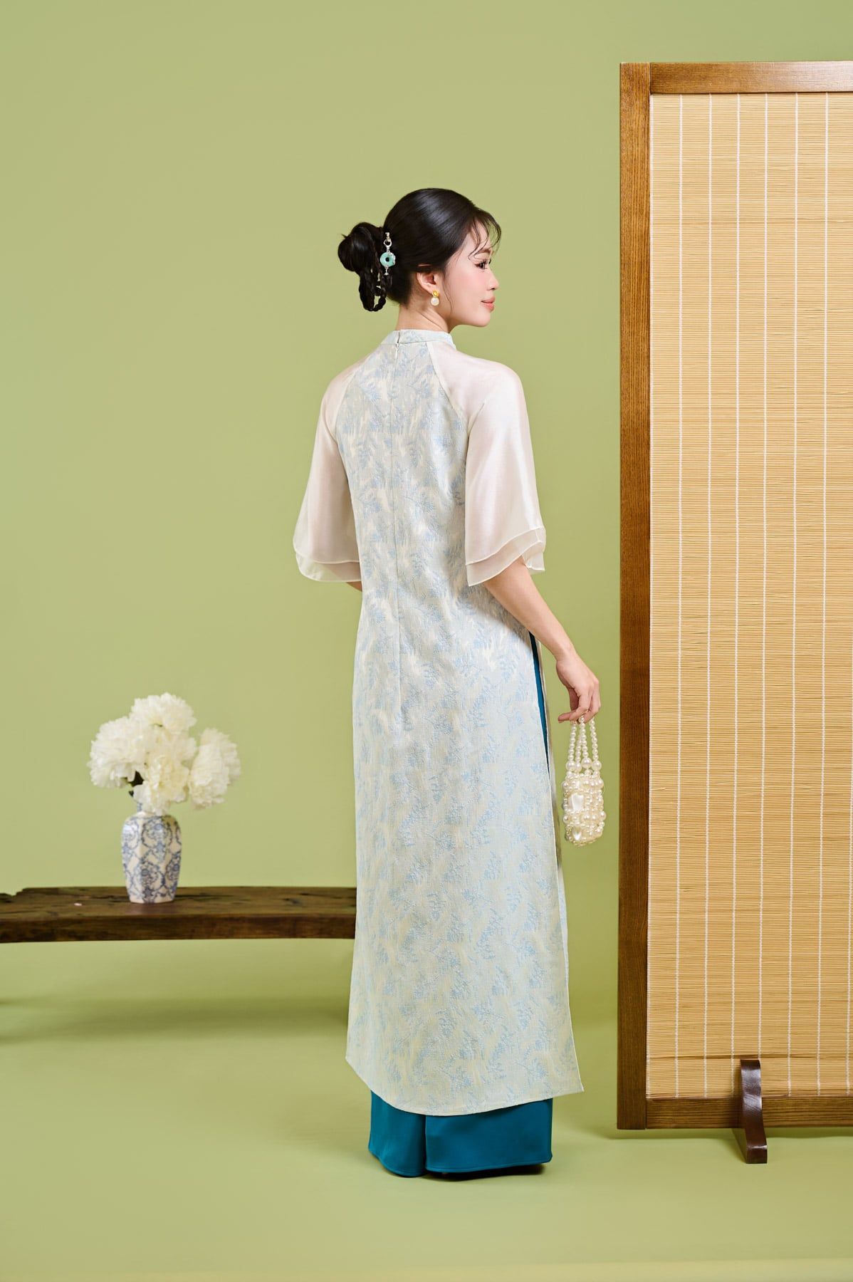 BDA50221 - Áo dài cách tân vải gấm dáng suông cổ tàu tay lửng khoá thân sau - JAN.