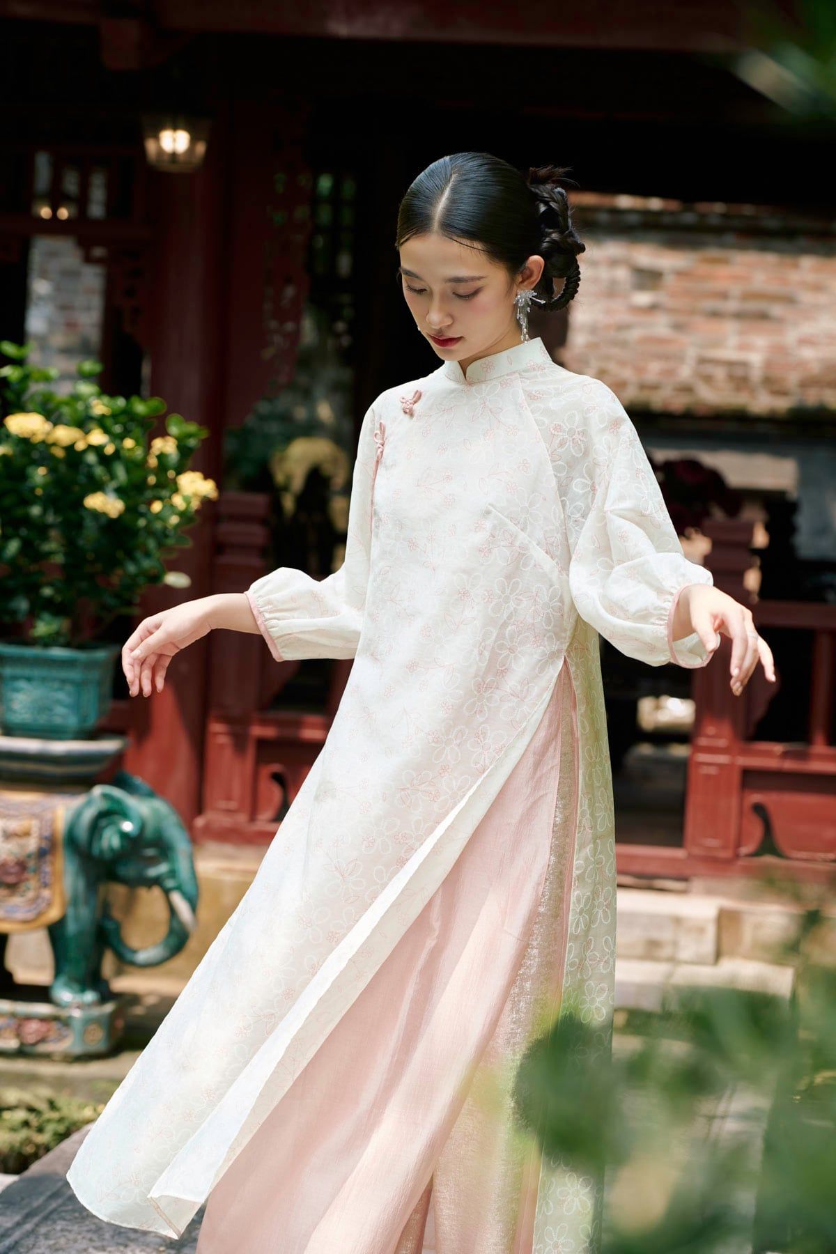 BDA50222 - Áo dài cách tân vải tơ hoa dáng suông cổ tàu đính nơ tay phồng khoá thân sau - JAN.