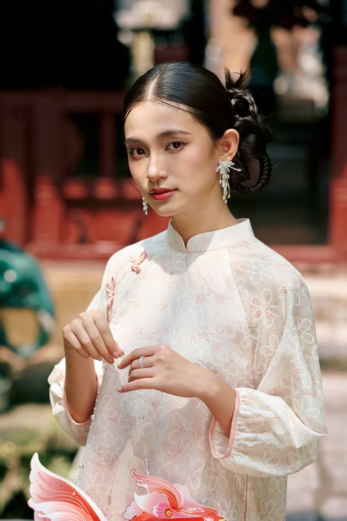 BDA50222 - Áo dài cách tân vải tơ hoa dáng suông cổ tàu đính nơ tay phồng khoá thân sau - JAN.