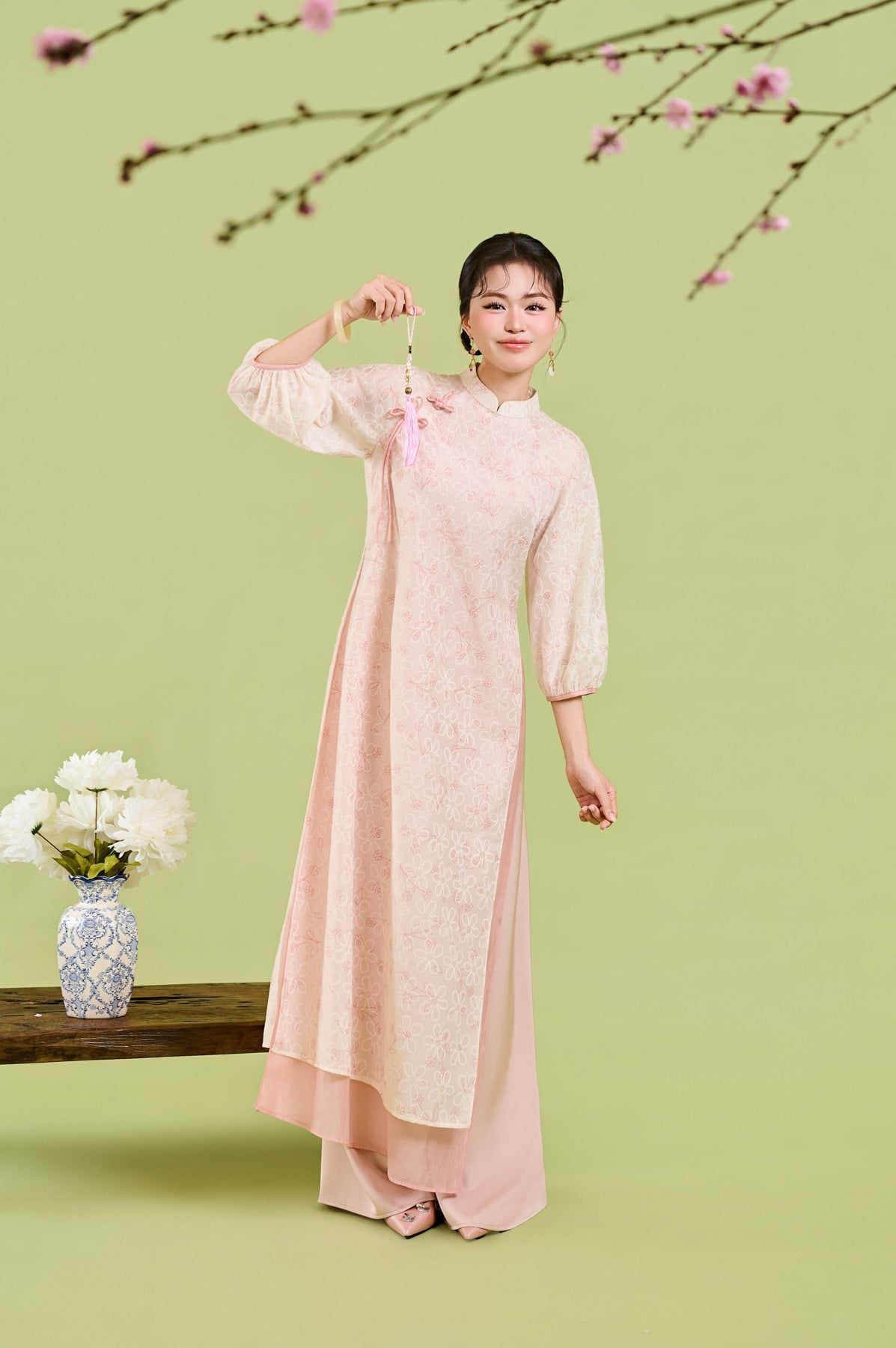 BDA50222 - Áo dài cách tân vải tơ hoa dáng suông cổ tàu đính nơ tay phồng khoá thân sau - JAN.