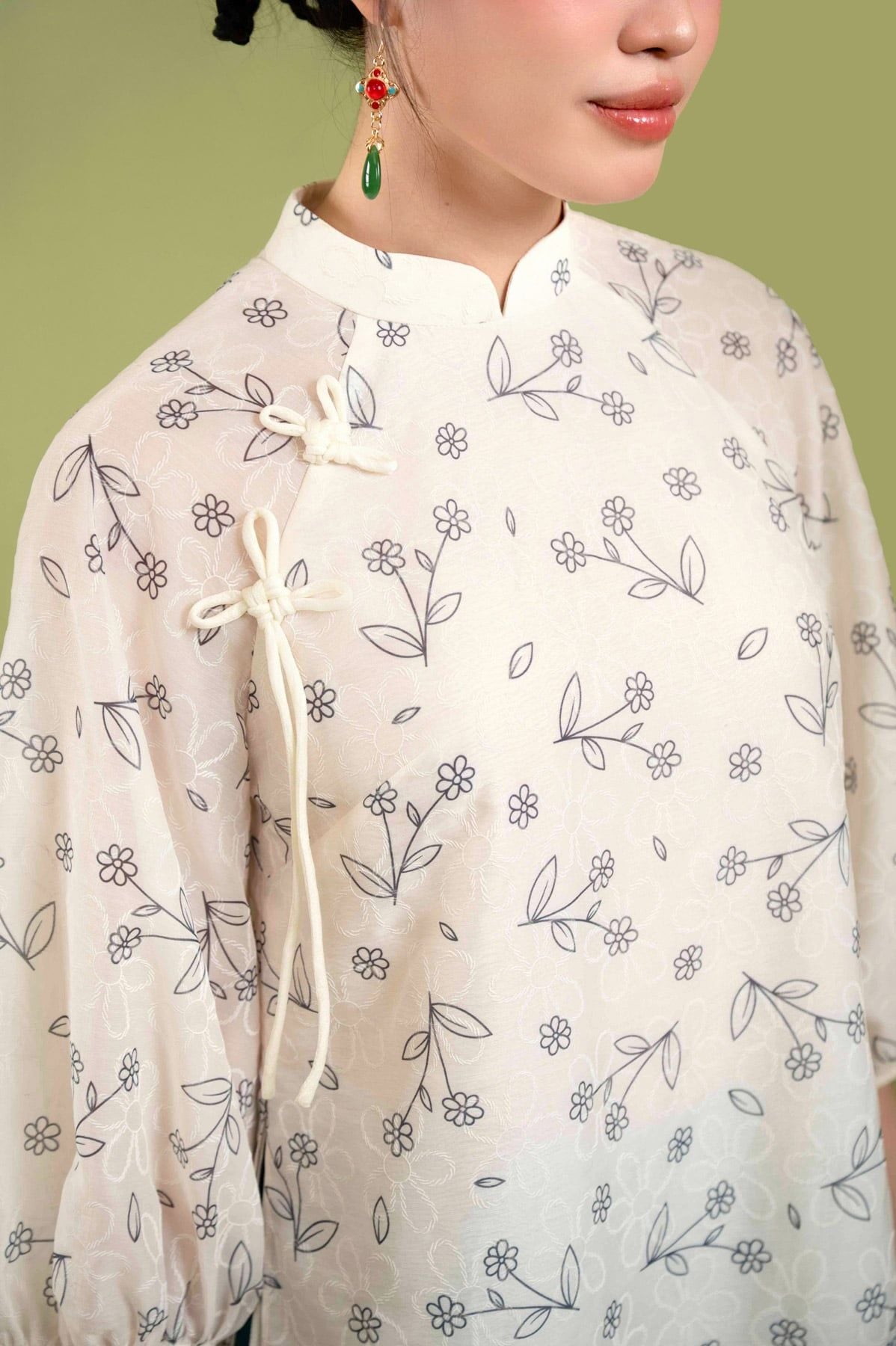 BDA50222 - Áo dài cách tân vải tơ hoa dáng suông cổ tàu đính nơ tay phồng khoá thân sau - JAN.