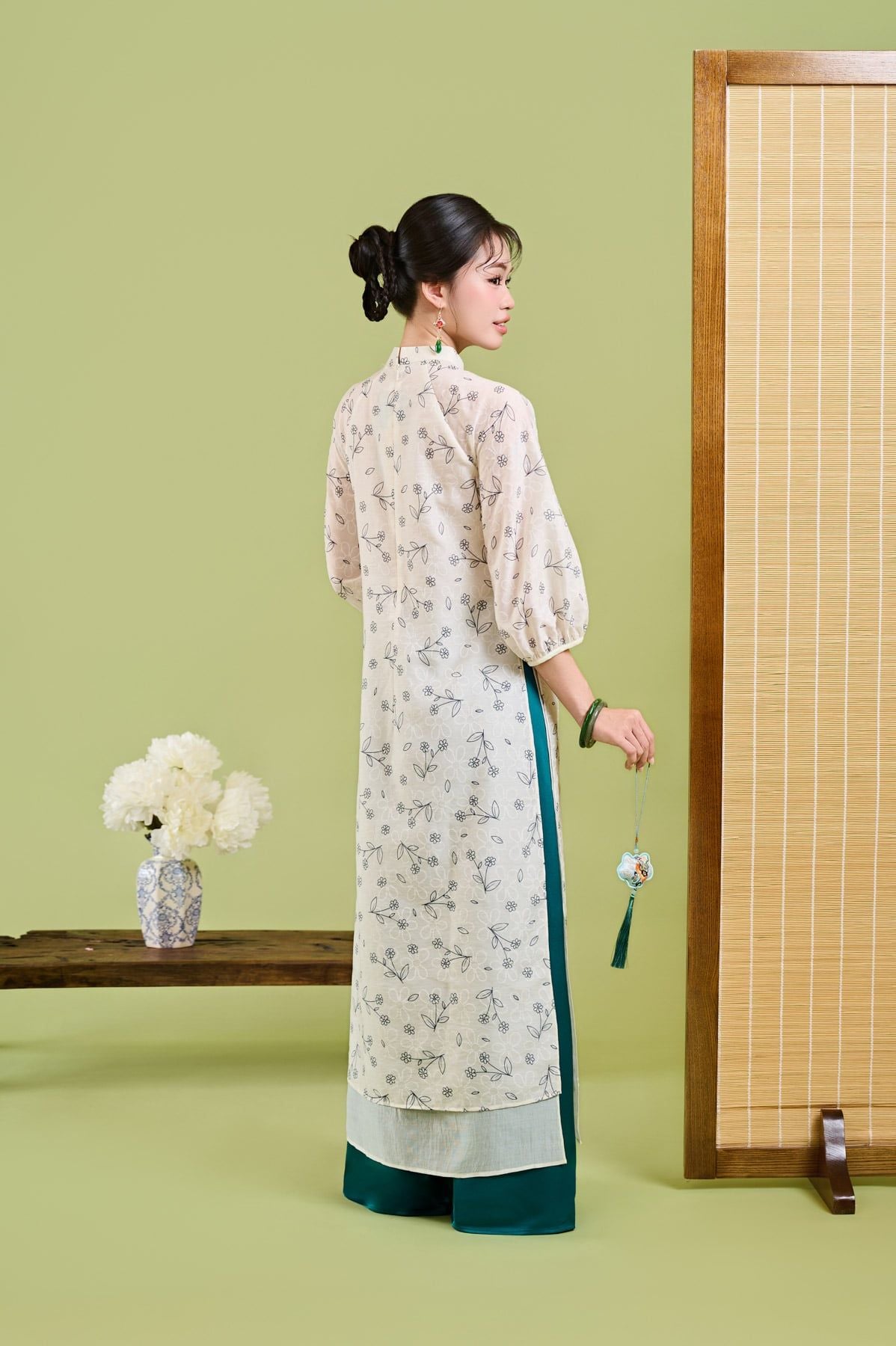 BDA50222 - Áo dài cách tân vải tơ hoa dáng suông cổ tàu đính nơ tay phồng khoá thân sau - JAN.