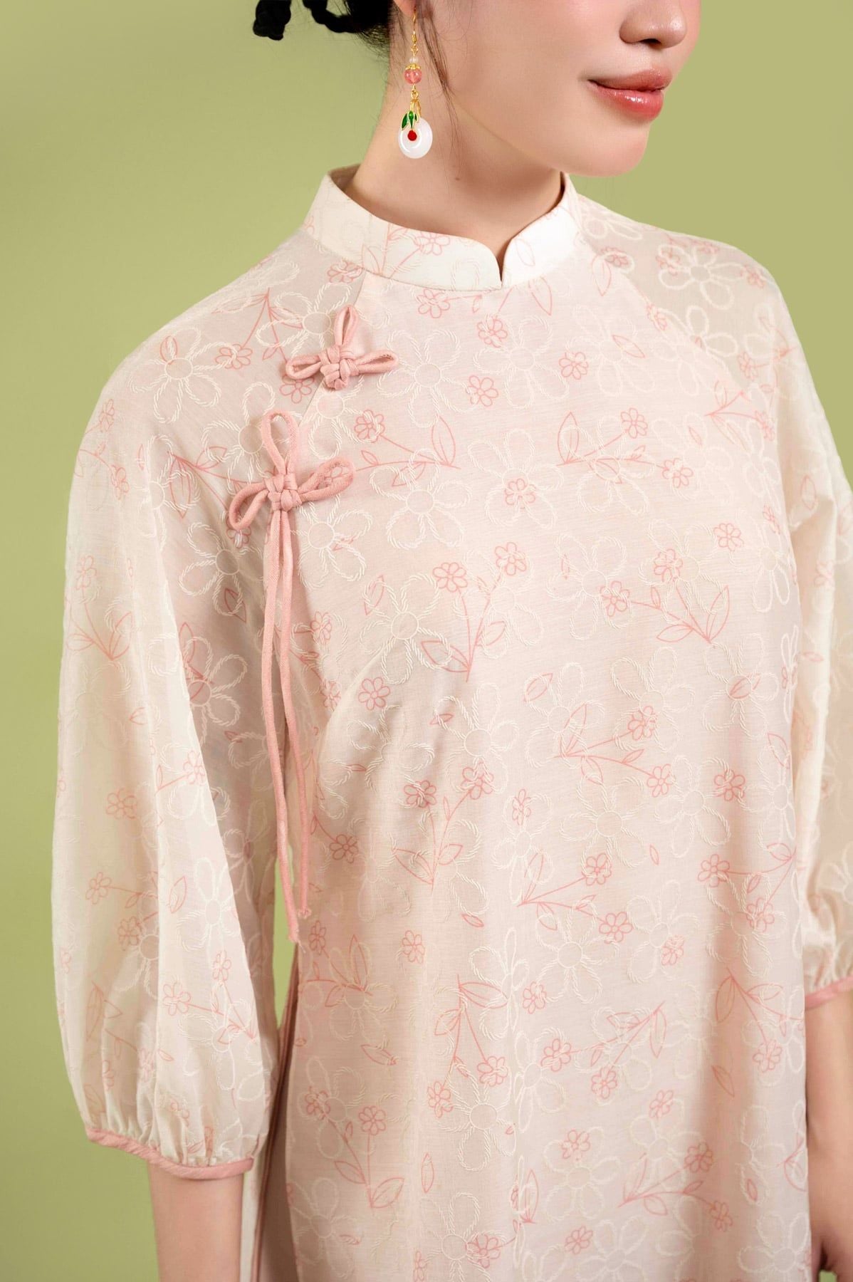 BDA50222 - Áo dài cách tân vải tơ hoa dáng suông cổ tàu đính nơ tay phồng khoá thân sau - JAN.