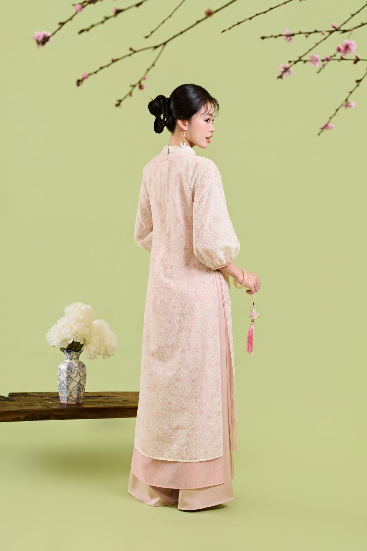 BDA50222 - Áo dài cách tân vải tơ hoa dáng suông cổ tàu đính nơ tay phồng khoá thân sau - JAN.