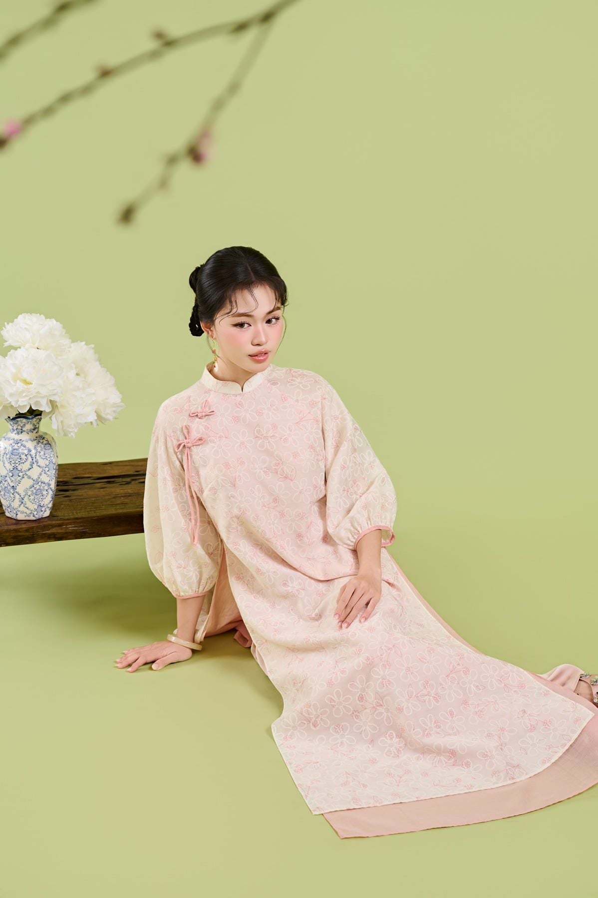 BDA50222 - Áo dài cách tân vải tơ hoa dáng suông cổ tàu đính nơ tay phồng khoá thân sau - JAN.