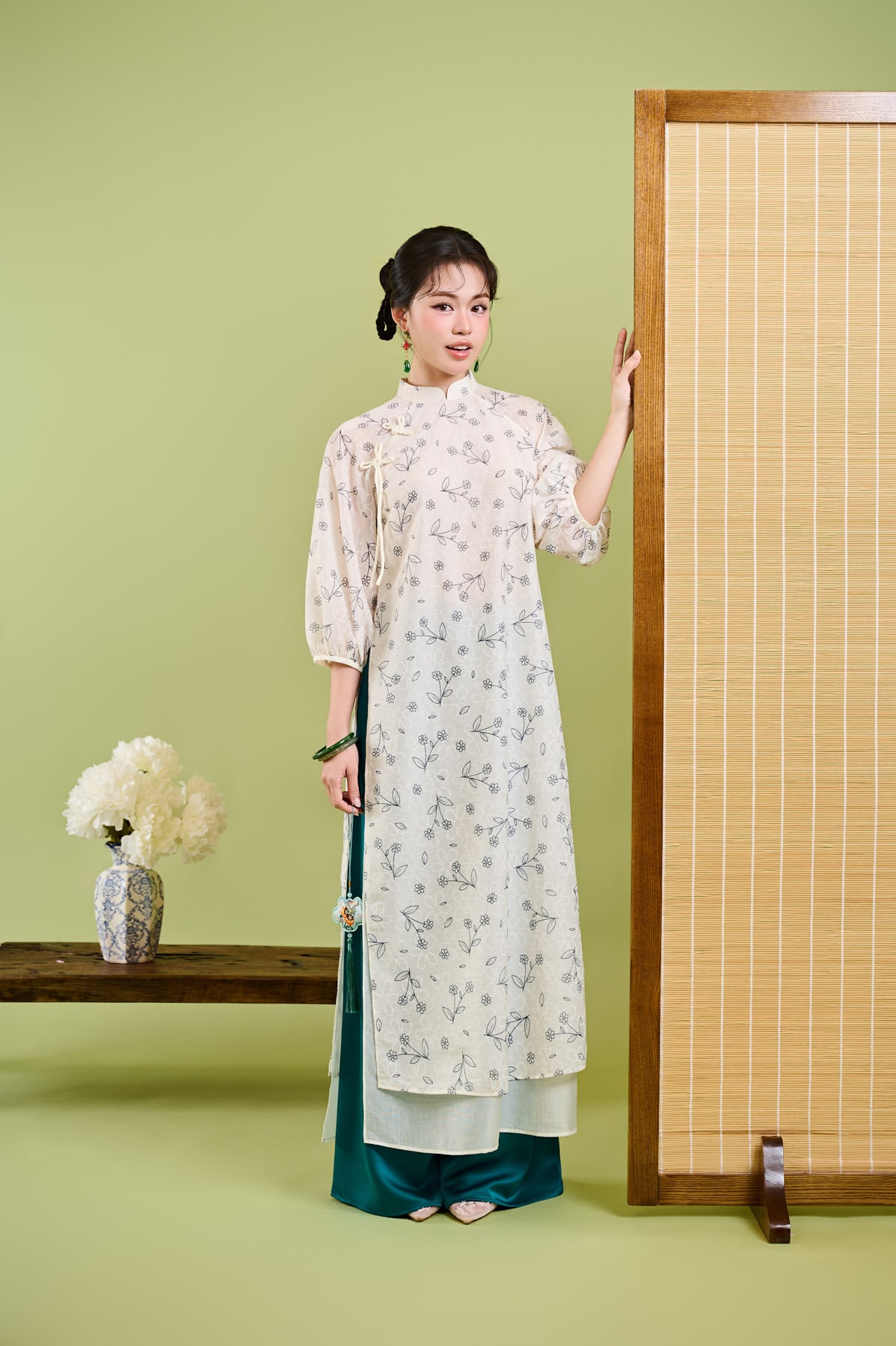 BDA50222 - Áo dài cách tân vải tơ hoa dáng suông cổ tàu đính nơ tay phồng khoá thân sau - JAN.