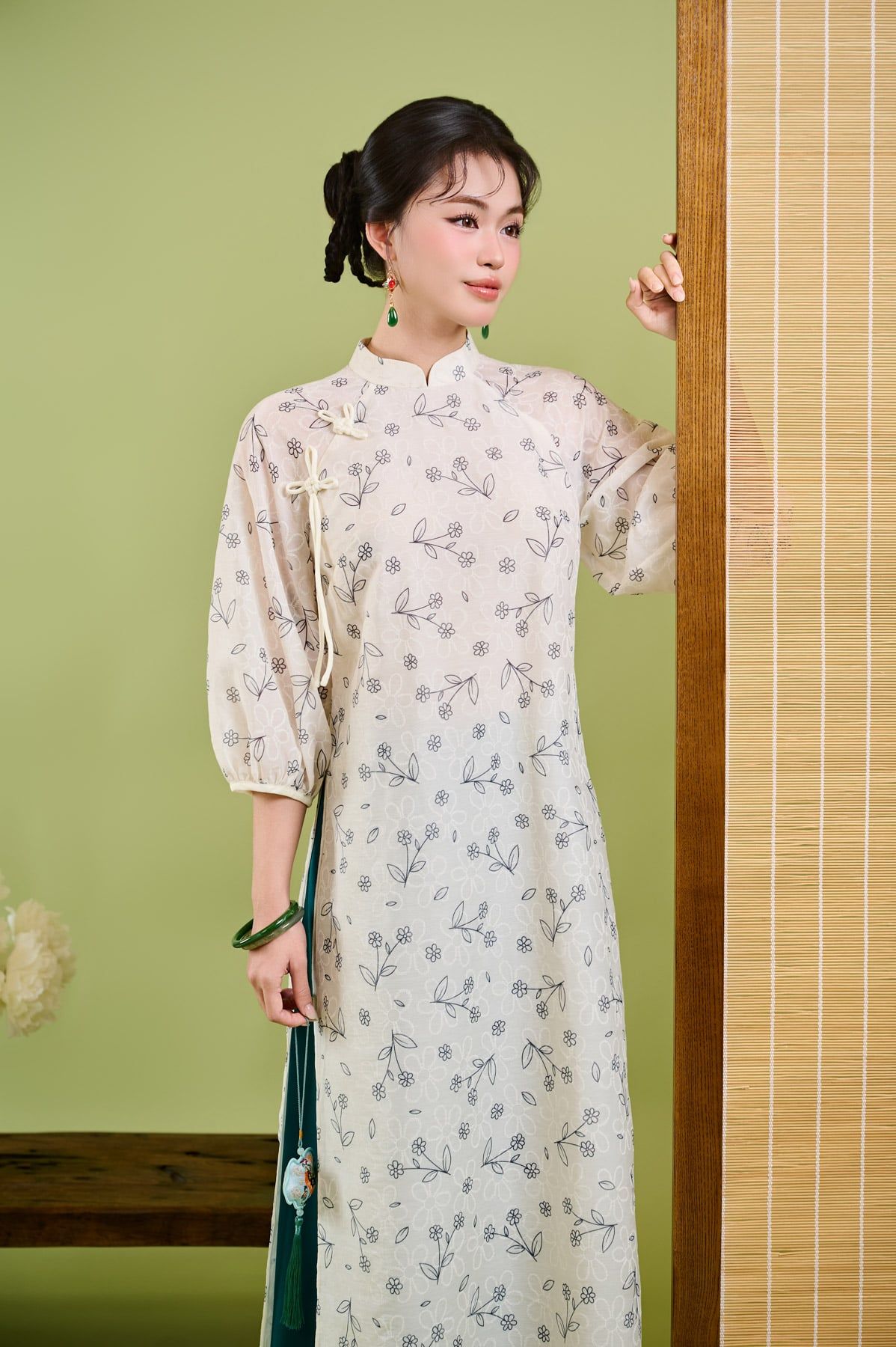 BDA50222 - Áo dài cách tân vải tơ hoa dáng suông cổ tàu đính nơ tay phồng khoá thân sau - JAN.