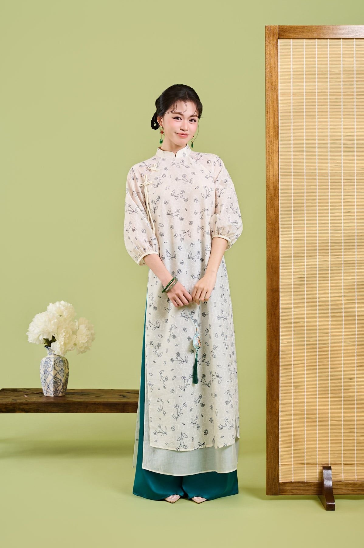 BDA50222 - Áo dài cách tân vải tơ hoa dáng suông cổ tàu đính nơ tay phồng khoá thân sau - JAN.