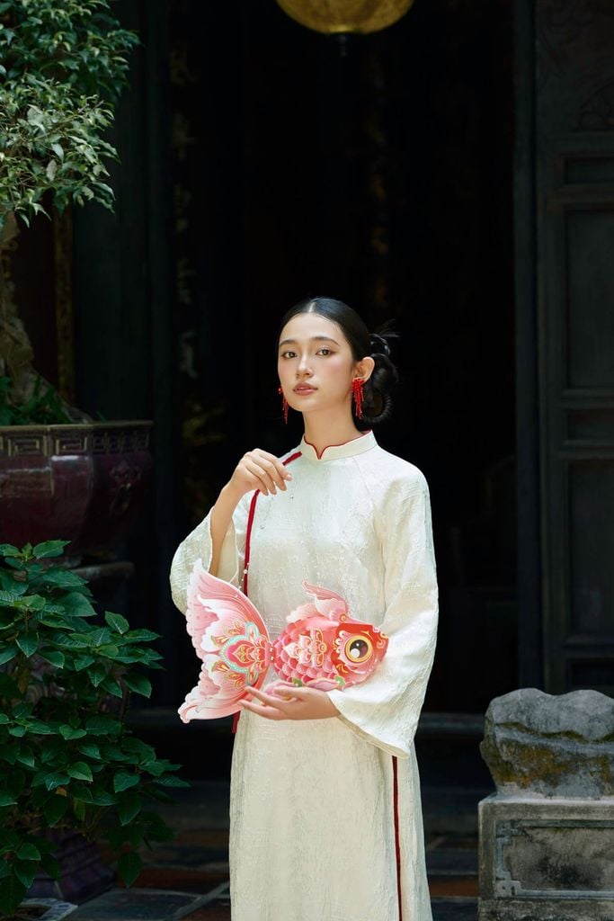 BDA50224 - Áo dài cách tân vải gấm dáng suông cổ tàu đính dây nơ tay dài khoá thân sau - JAN.