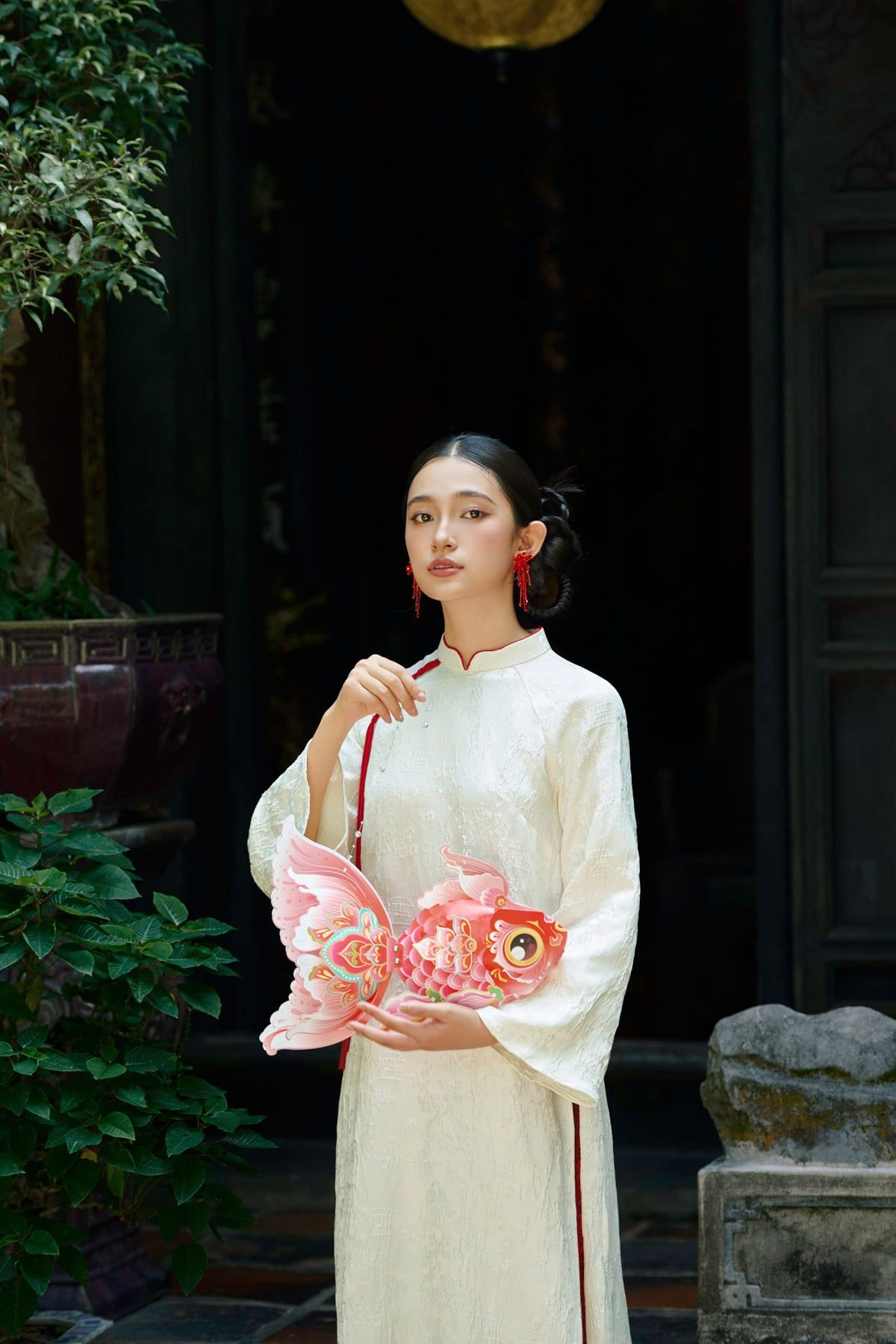 BDA50224 - Áo dài cách tân vải gấm dáng suông cổ tàu đính dây nơ tay dài khoá thân sau - JAN.
