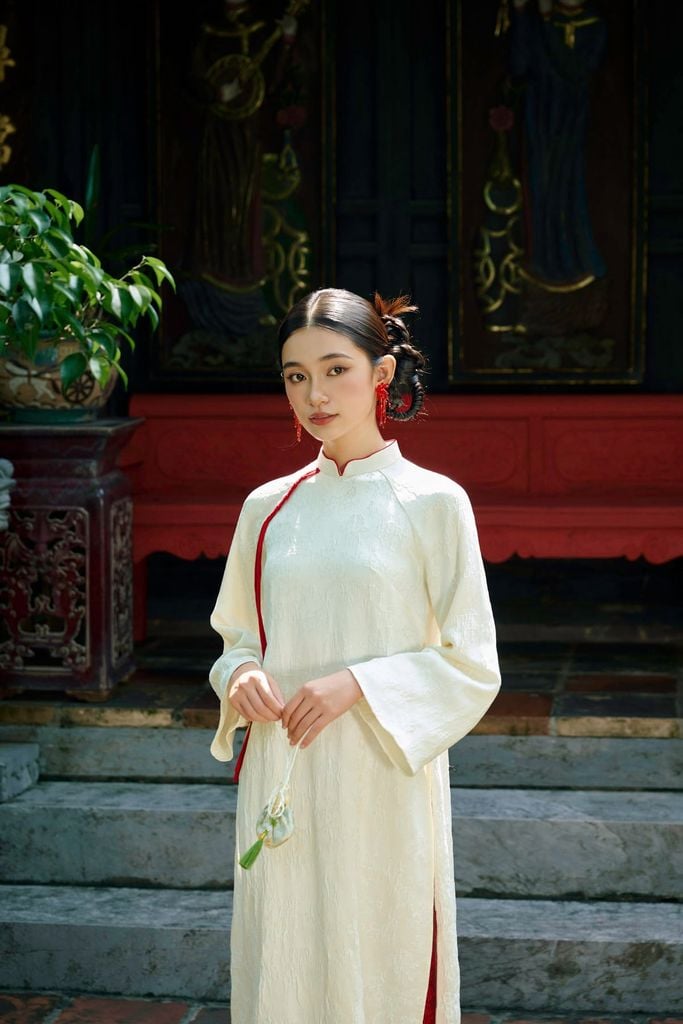 BDA50224 - Áo dài cách tân vải gấm dáng suông cổ tàu đính dây nơ tay dài khoá thân sau - JAN.