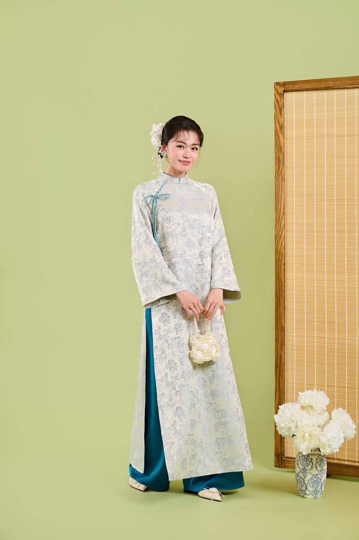 BDA50224 - Áo dài cách tân vải gấm dáng suông cổ tàu đính dây nơ tay dài khoá thân sau - JAN.