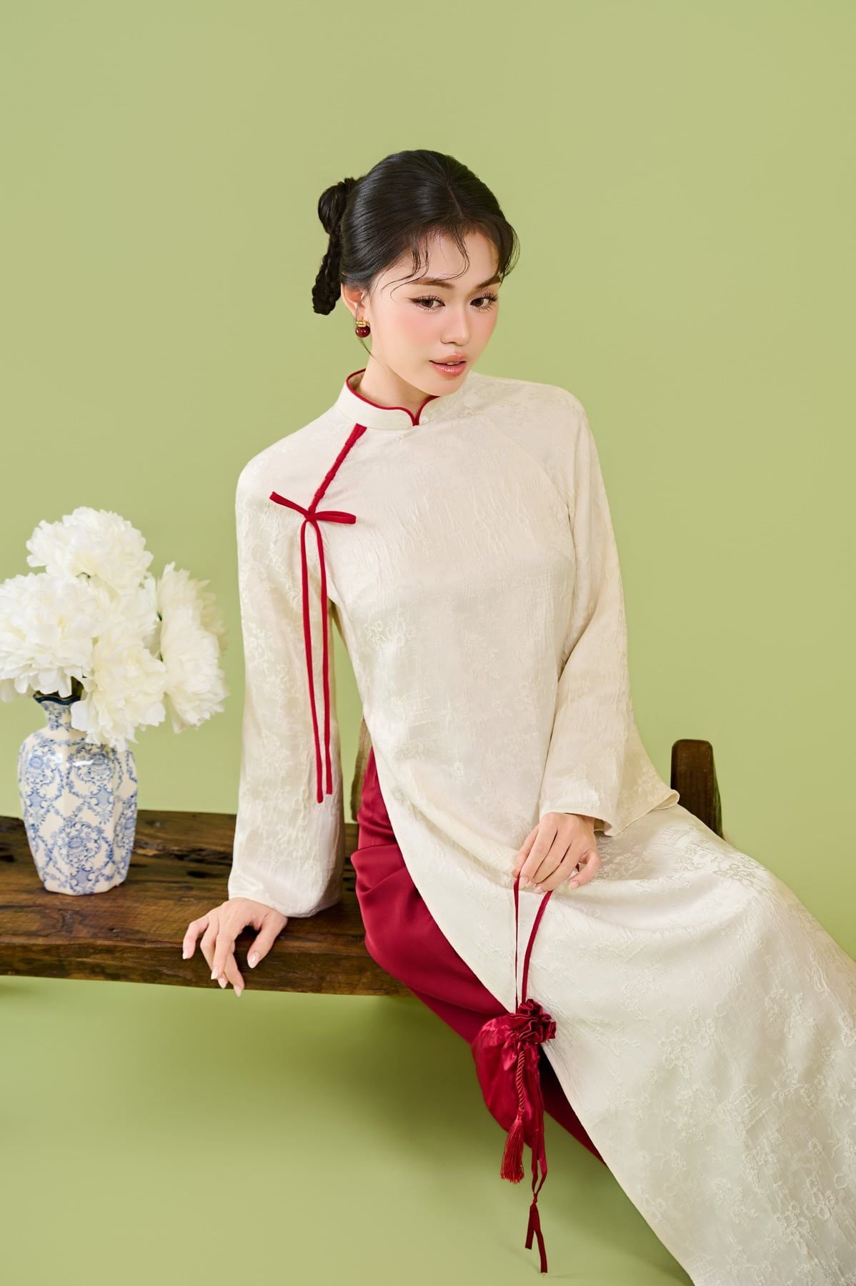 BDA50224 - Áo dài cách tân vải gấm dáng suông cổ tàu đính dây nơ tay dài khoá thân sau - JAN.