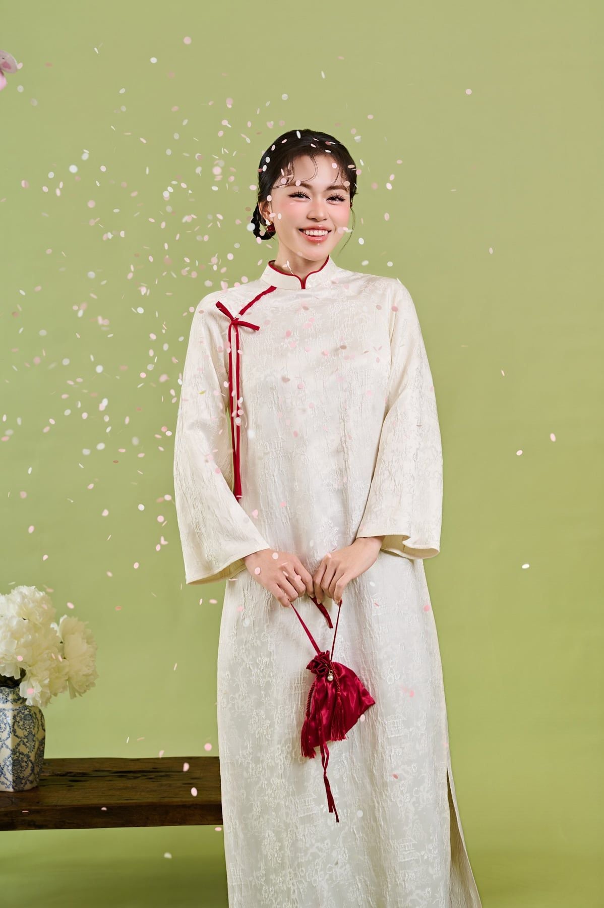 BDA50224 - Áo dài cách tân vải gấm dáng suông cổ tàu đính dây nơ tay dài khoá thân sau - JAN.