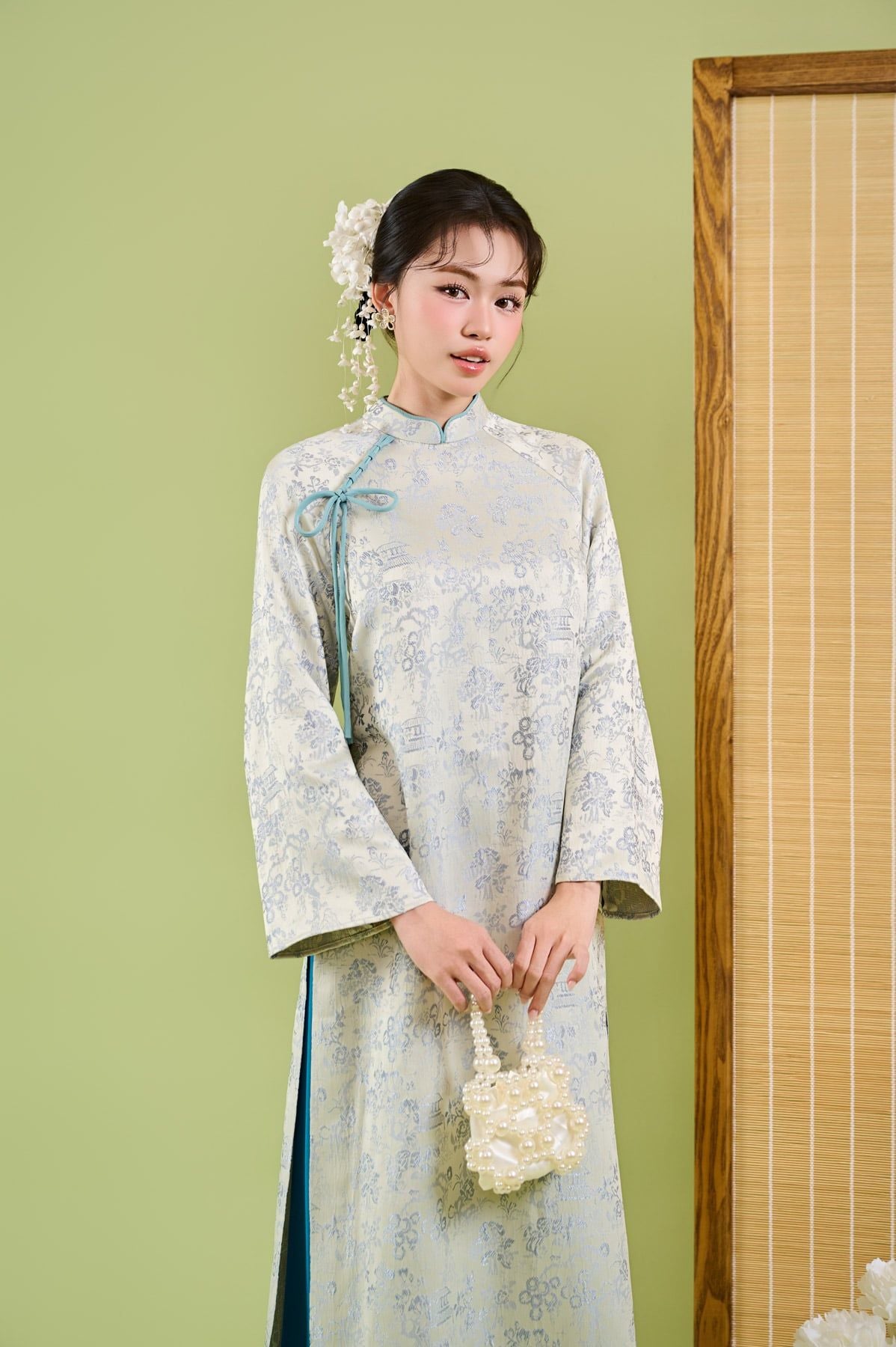 BDA50224 - Áo dài cách tân vải gấm dáng suông cổ tàu đính dây nơ tay dài khoá thân sau - JAN.