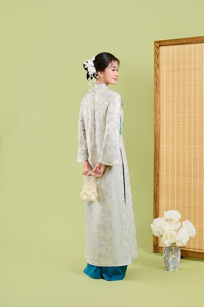 BDA50224 - Áo dài cách tân vải gấm dáng suông cổ tàu đính dây nơ tay dài khoá thân sau - JAN.