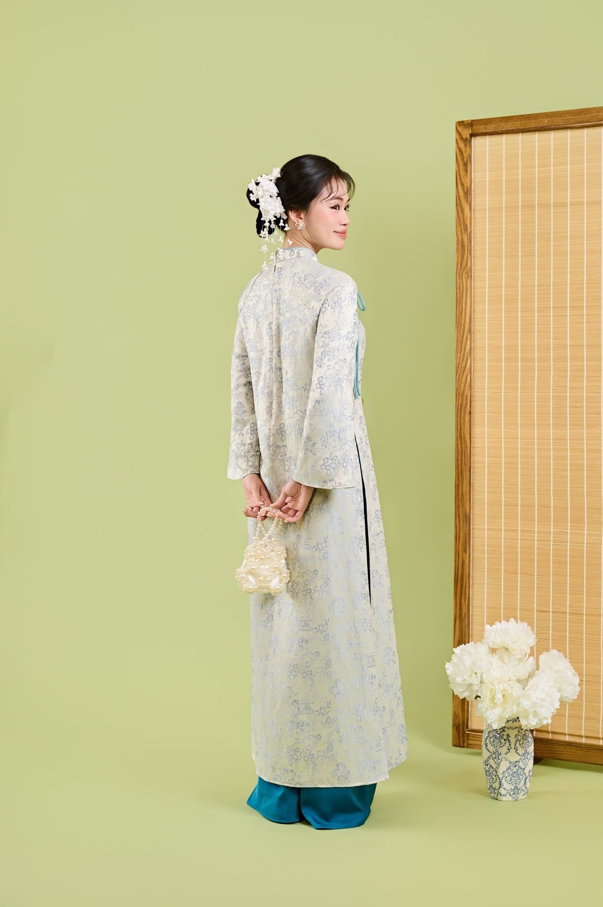 BDA50224 - Áo dài cách tân vải gấm dáng suông cổ tàu đính dây nơ tay dài khoá thân sau - JAN.