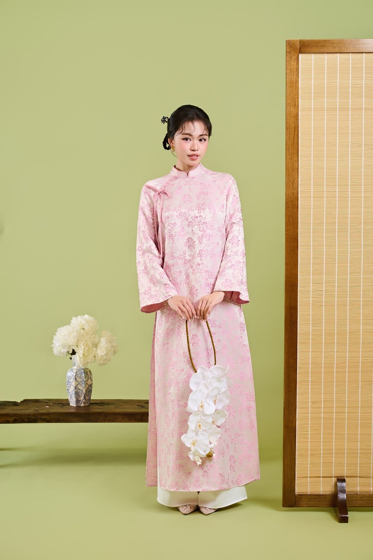 BDA50224 - Áo dài cách tân vải gấm dáng suông cổ tàu đính dây nơ tay dài khoá thân sau - JAN.