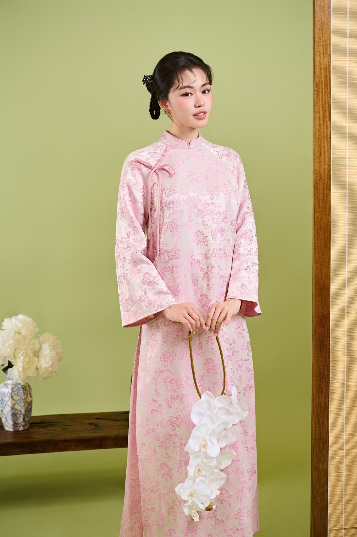 BDA50224 - Áo dài cách tân vải gấm dáng suông cổ tàu đính dây nơ tay dài khoá thân sau - JAN.