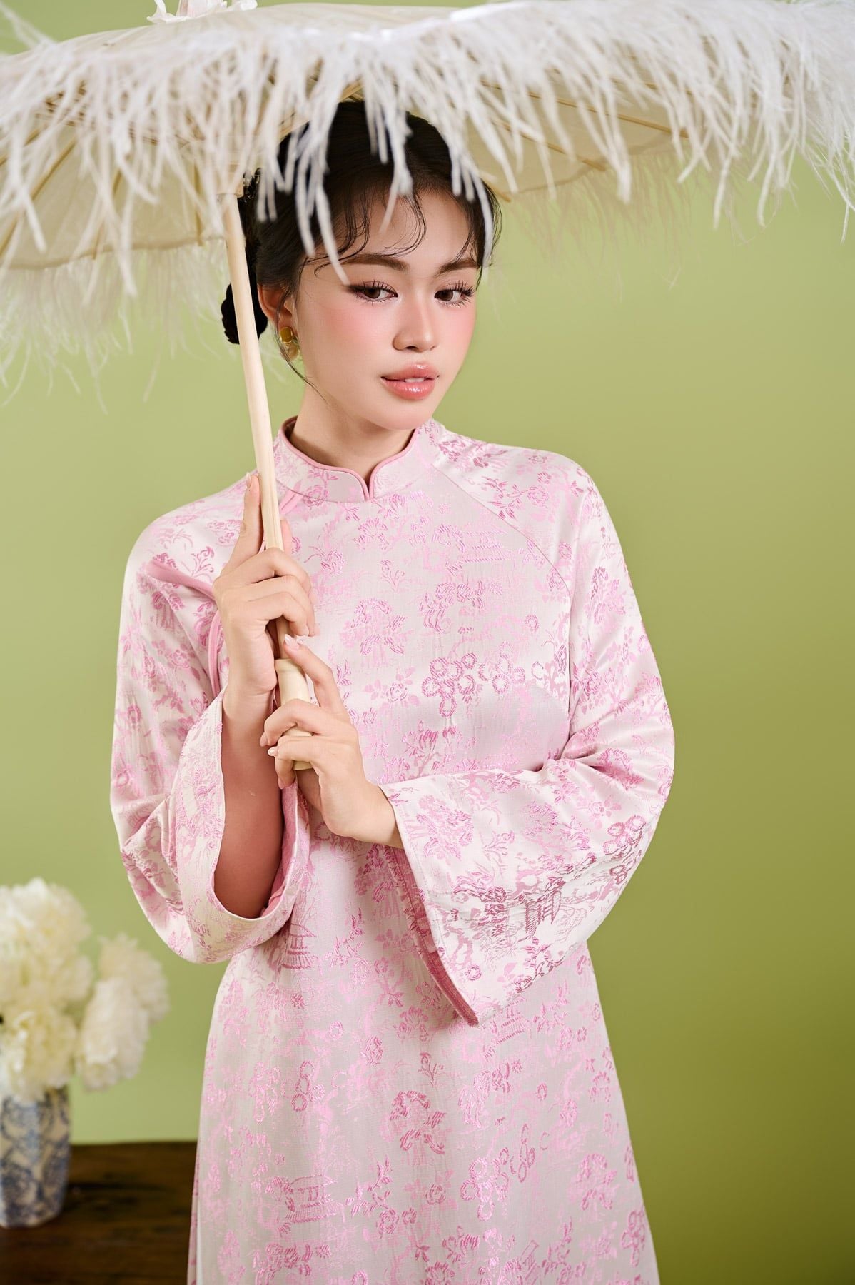 BDA50224 - Áo dài cách tân vải gấm dáng suông cổ tàu đính dây nơ tay dài khoá thân sau - JAN.