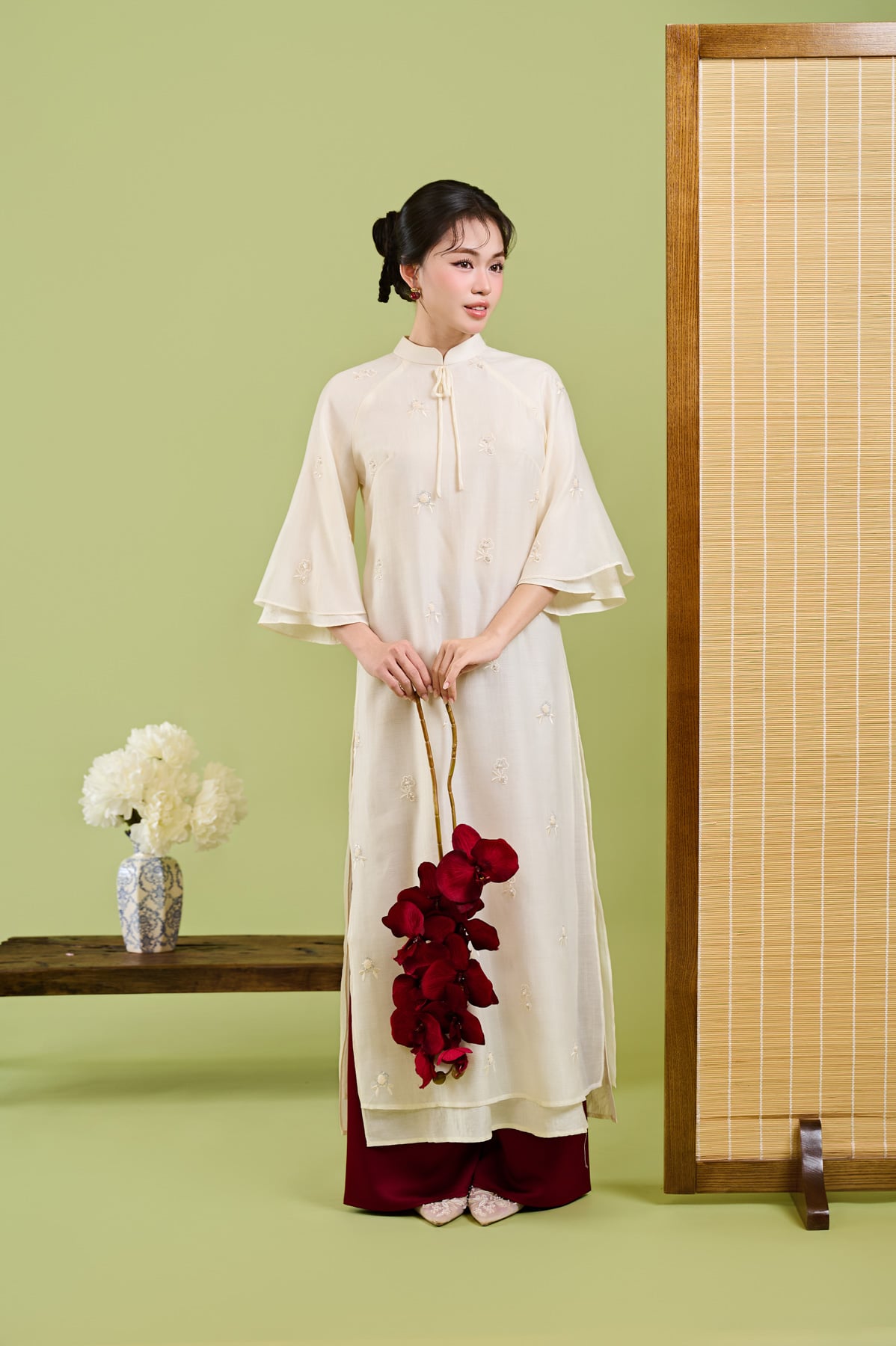 BDA50226 - Áo dài cách tân vải tơ dáng suông cổ tàu đính nơ tay lửng xoè khoá thân sau - JAN.