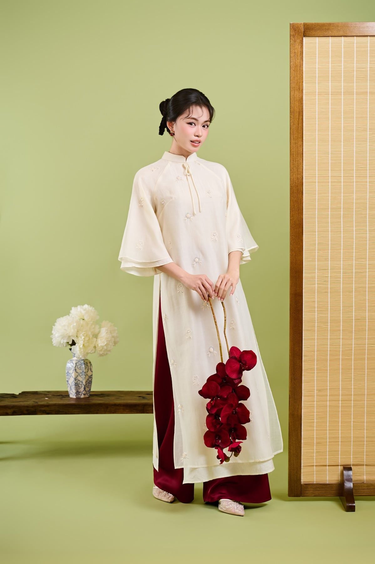 BDA50226 - Áo dài cách tân vải tơ dáng suông cổ tàu đính nơ tay lửng xoè khoá thân sau - JAN.