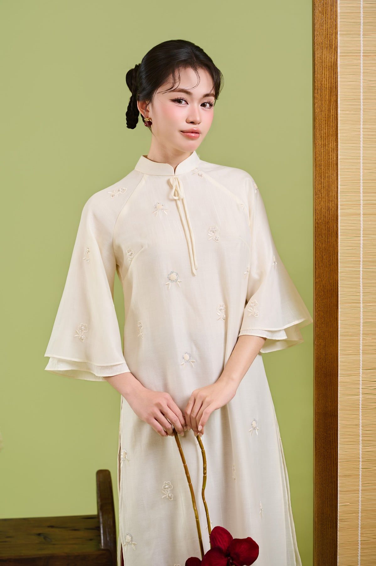 BDA50226 - Áo dài cách tân vải tơ dáng suông cổ tàu đính nơ tay lửng xoè khoá thân sau - JAN.