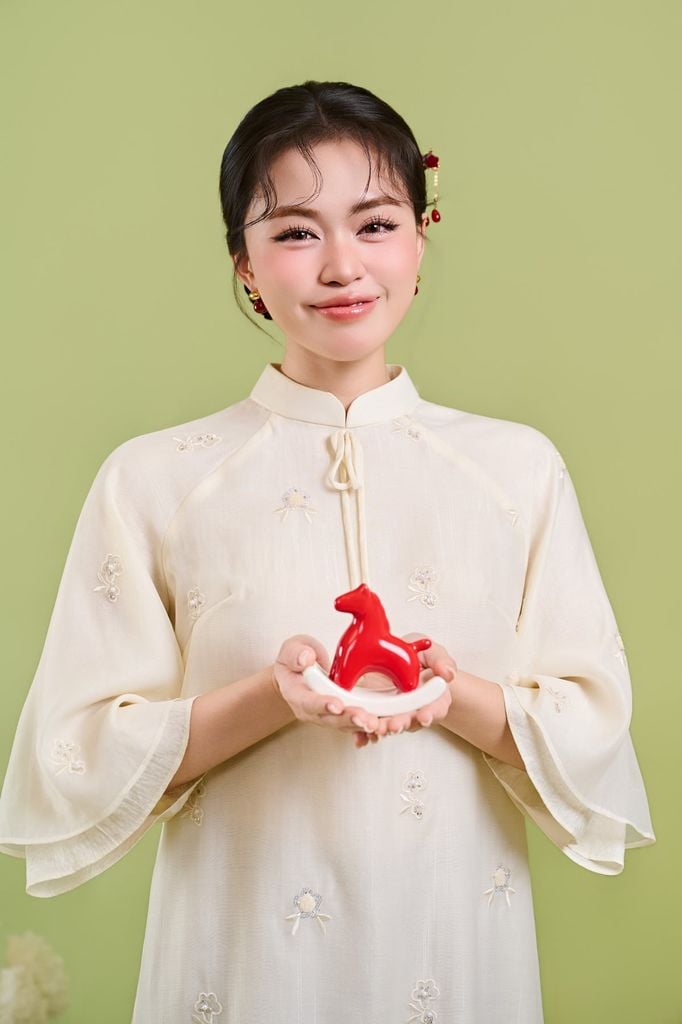 BDA50226 - Áo dài cách tân vải tơ dáng suông cổ tàu đính nơ tay lửng xoè khoá thân sau - JAN.