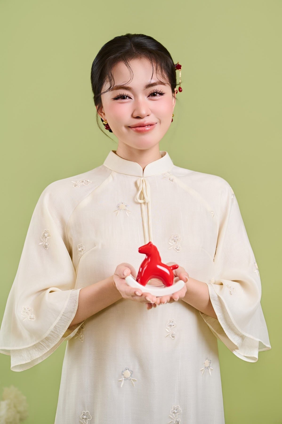 BDA50226 - Áo dài cách tân vải tơ dáng suông cổ tàu đính nơ tay lửng xoè khoá thân sau - JAN.