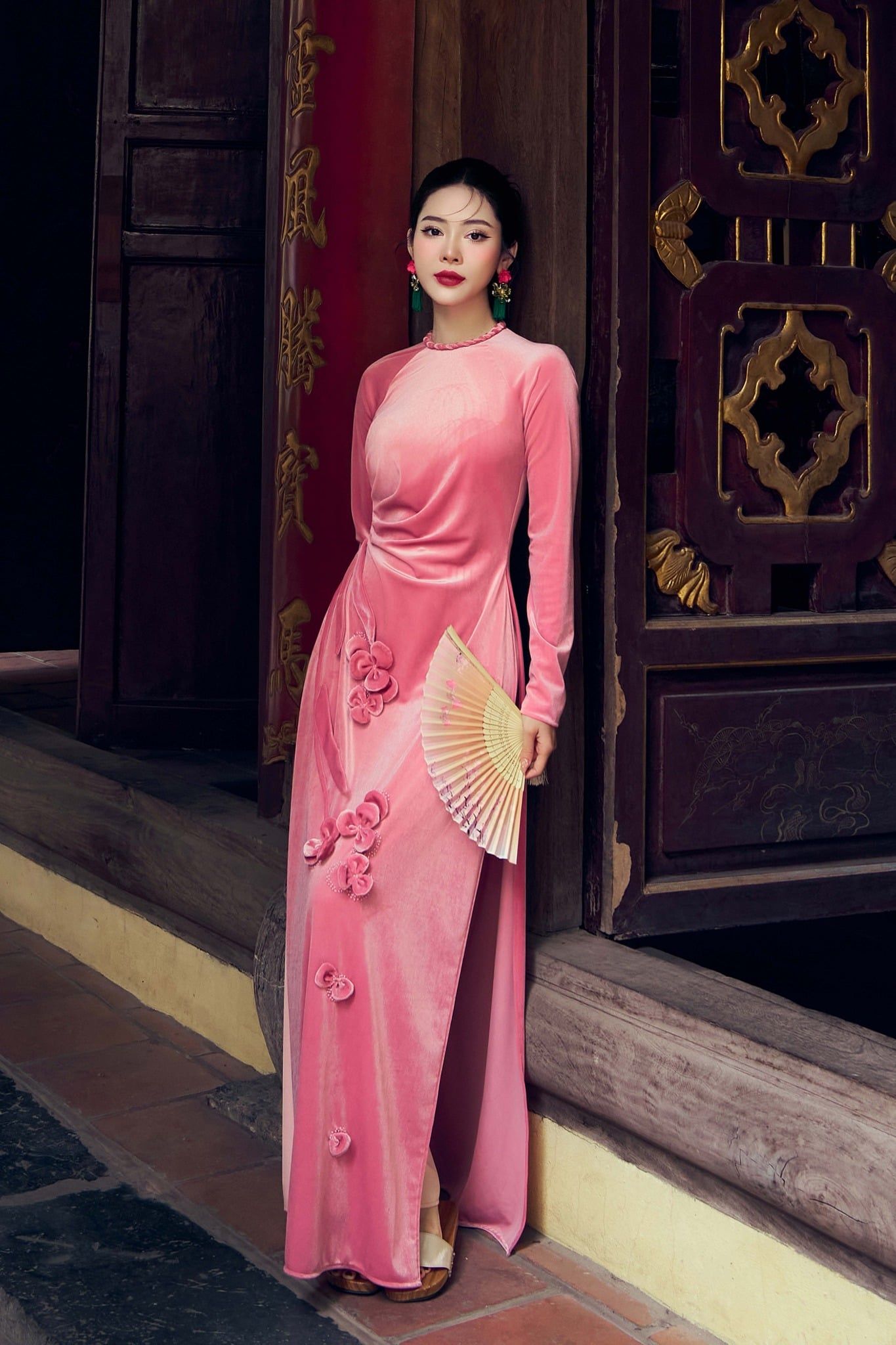 BDA90169 - Áo dài truyền thống vải nhung dáng ôm cổ tròn thân đính hoa 3D cao cấp - PANTIO