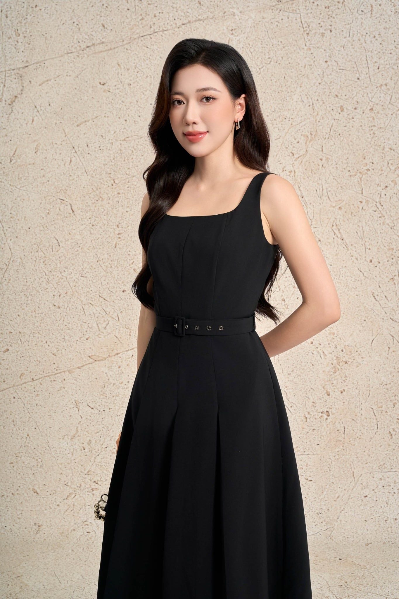 BDC73570 - Đầm công sở vải thô dáng xoè cổ vuông không tay ôm eo phối dây đai thân váy xếp ly bung tạo kiểu khoá thân sau - PANTIO