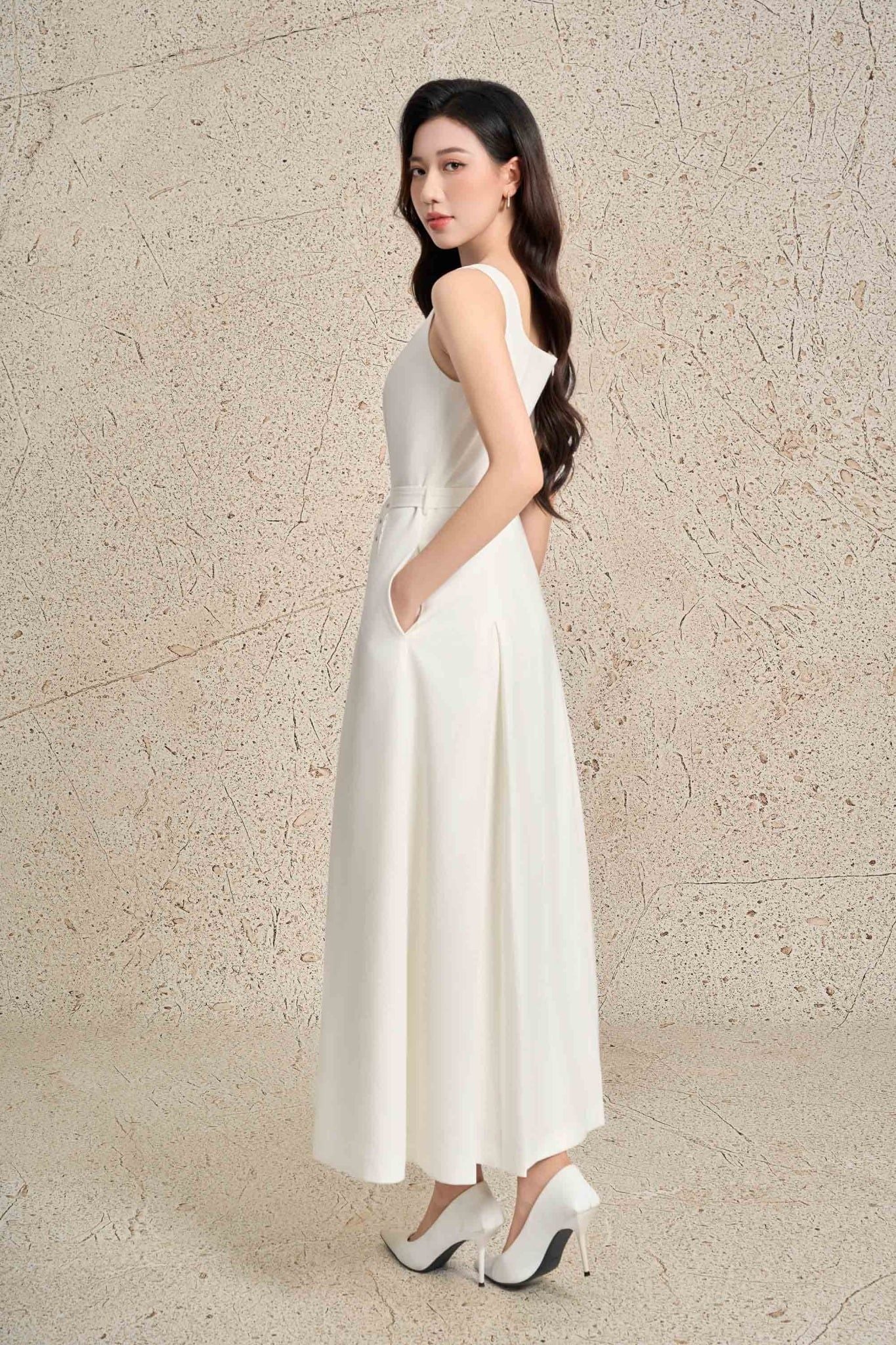 BDC73570 - Đầm công sở vải thô dáng xoè cổ vuông không tay ôm eo phối dây đai thân váy xếp ly bung tạo kiểu khoá thân sau - PANTIO