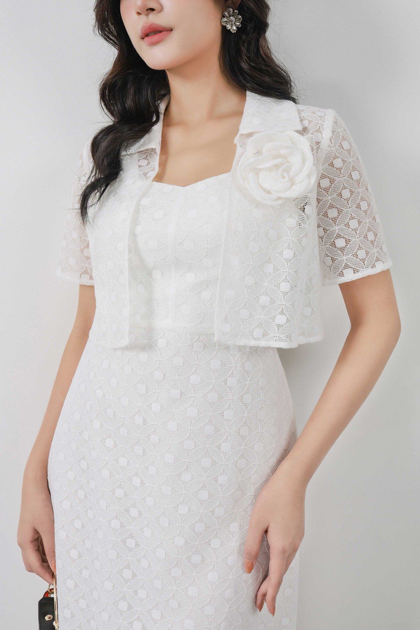BAS13379 - Áo khoác vải ren lưới dáng croptop có cổ tay cộc kèm hoa cài tạo kiểu - PANTIO
