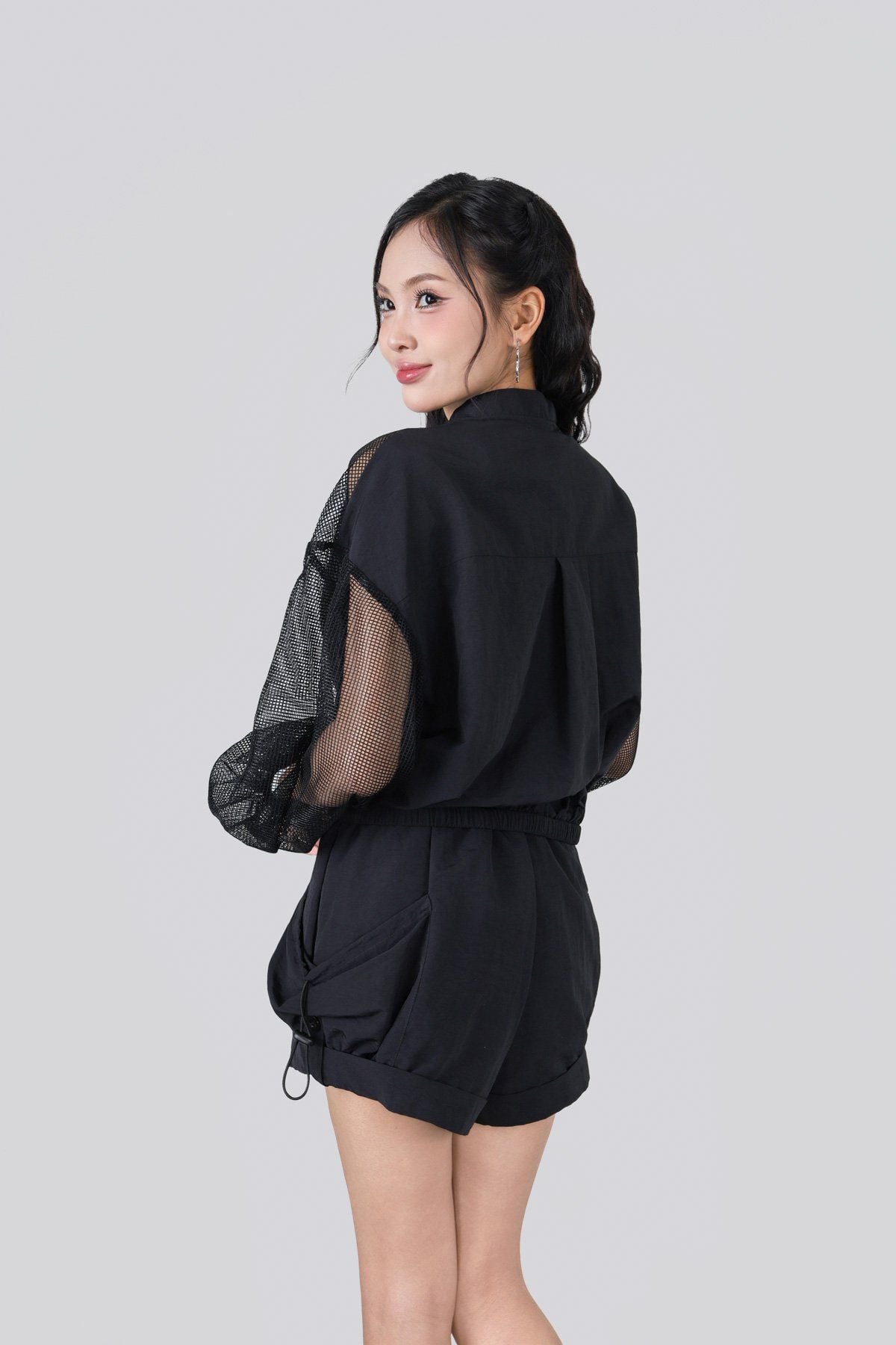 BKM33516 - Áo khoác gió vải lưới dáng ngắn thân áo phối túi thời trang gấu áo bo chun tạo kiểu - JAN.