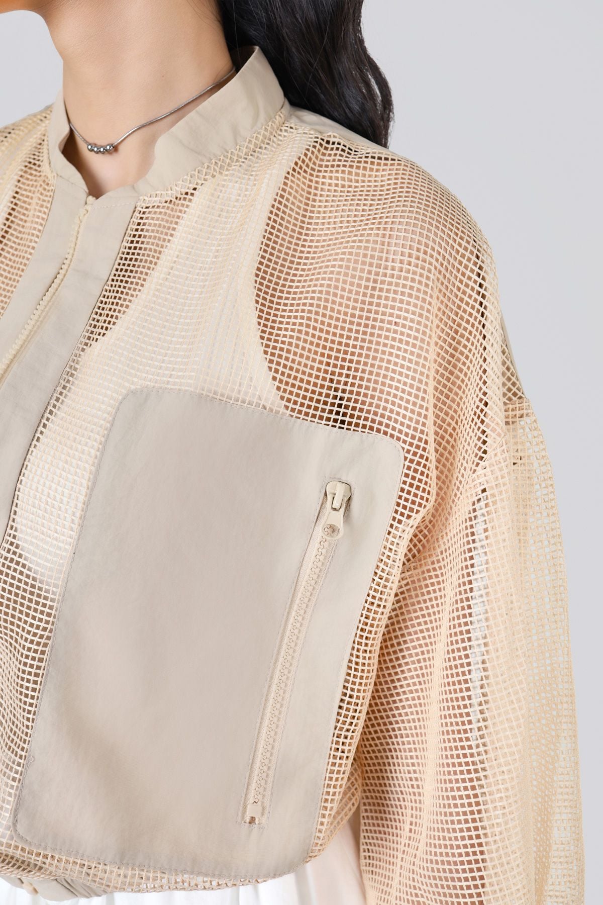 BKM33516 - Áo khoác gió vải lưới dáng ngắn thân áo phối túi thời trang gấu áo bo chun tạo kiểu - JAN.