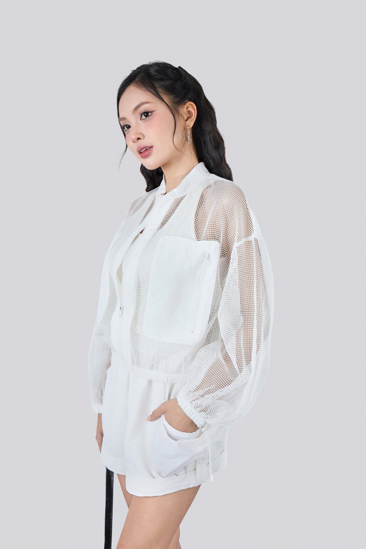 BKM33516 - Áo khoác gió vải lưới dáng ngắn thân áo phối túi thời trang gấu áo bo chun tạo kiểu - JAN.