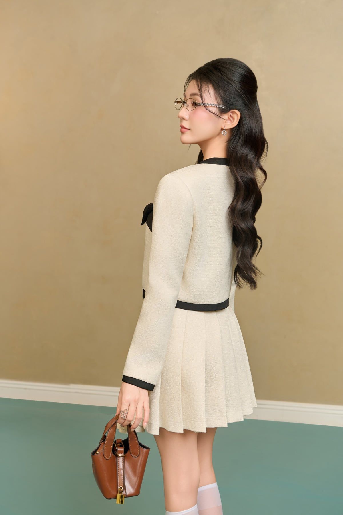 BQN73611 - Quần ngắn giả váy dáng xếp ly cạp cao hoạ tiết đường viền đính nơ tạo kiểu - JAN.