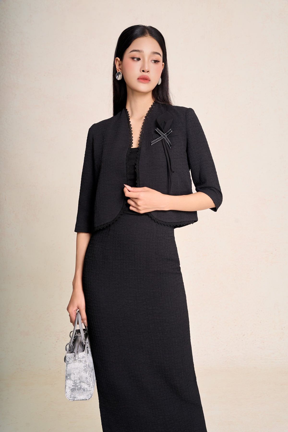 BKM73633 - Áo khoác kiểu công sở vải thô dáng ngắn tay lửng ngực áo đính hoa tạo kiểu - PANTIO