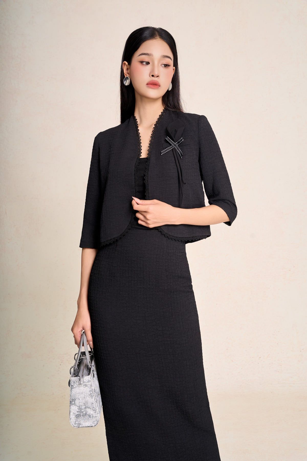 BKM73633 - Áo khoác kiểu công sở vải thô dáng ngắn tay lửng ngực áo đính hoa tạo kiểu - PANTIO