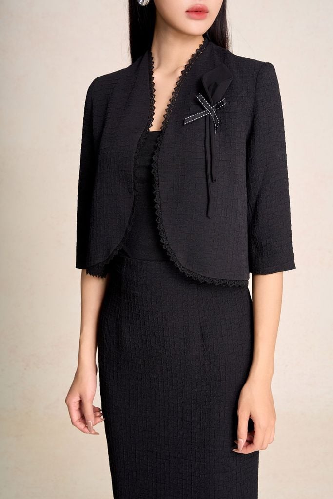 BKM73633 - Áo khoác kiểu công sở vải thô dáng ngắn tay lửng ngực áo đính hoa tạo kiểu - PANTIO