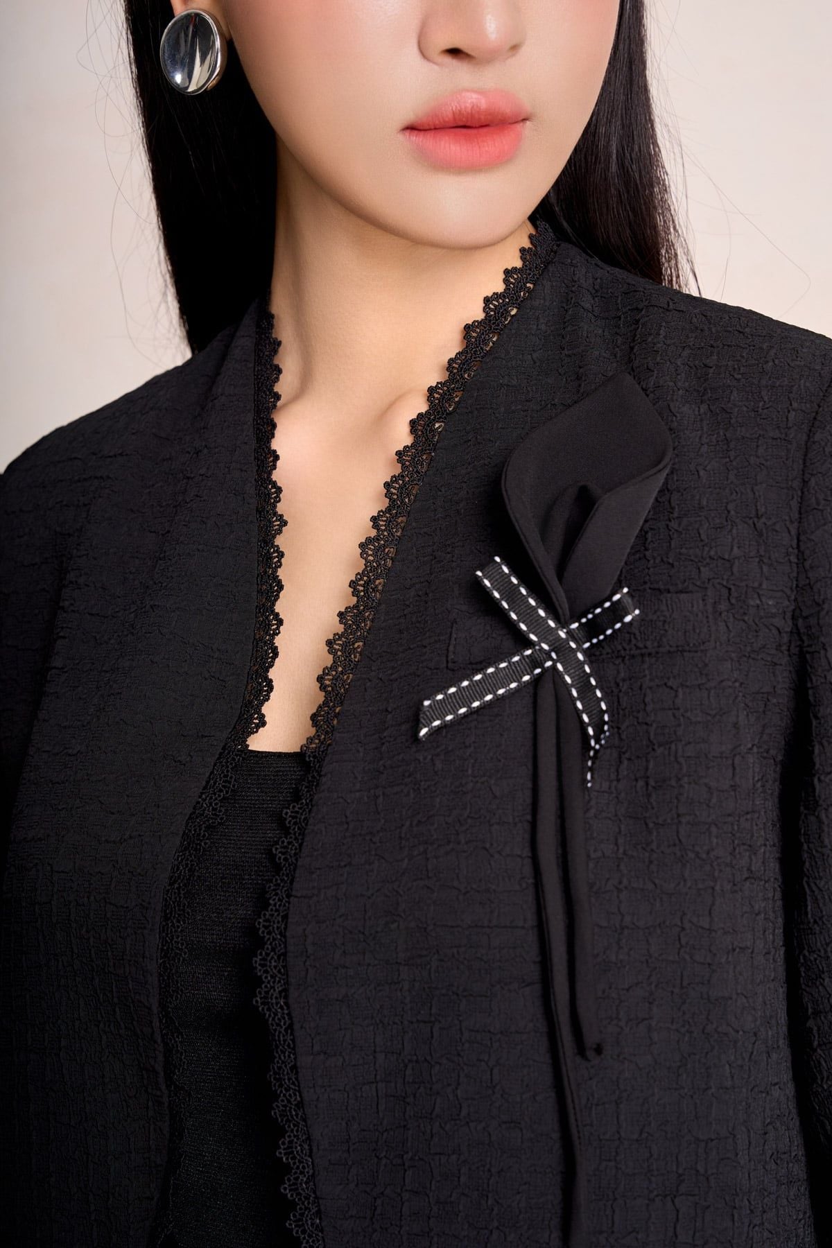 BKM73633 - Áo khoác kiểu công sở vải thô dáng ngắn tay lửng ngực áo đính hoa tạo kiểu - PANTIO