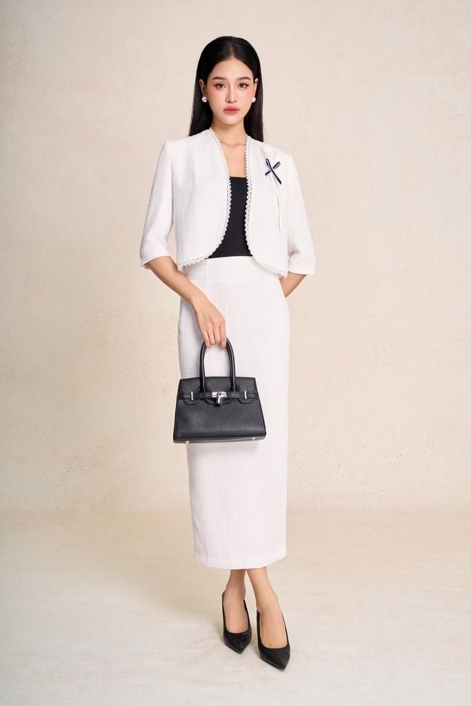 BKM73633 - Áo khoác kiểu công sở vải thô dáng ngắn tay lửng ngực áo đính hoa tạo kiểu - PANTIO