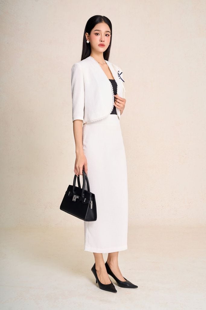 BKM73633 - Áo khoác kiểu công sở vải thô dáng ngắn tay lửng ngực áo đính hoa tạo kiểu - PANTIO