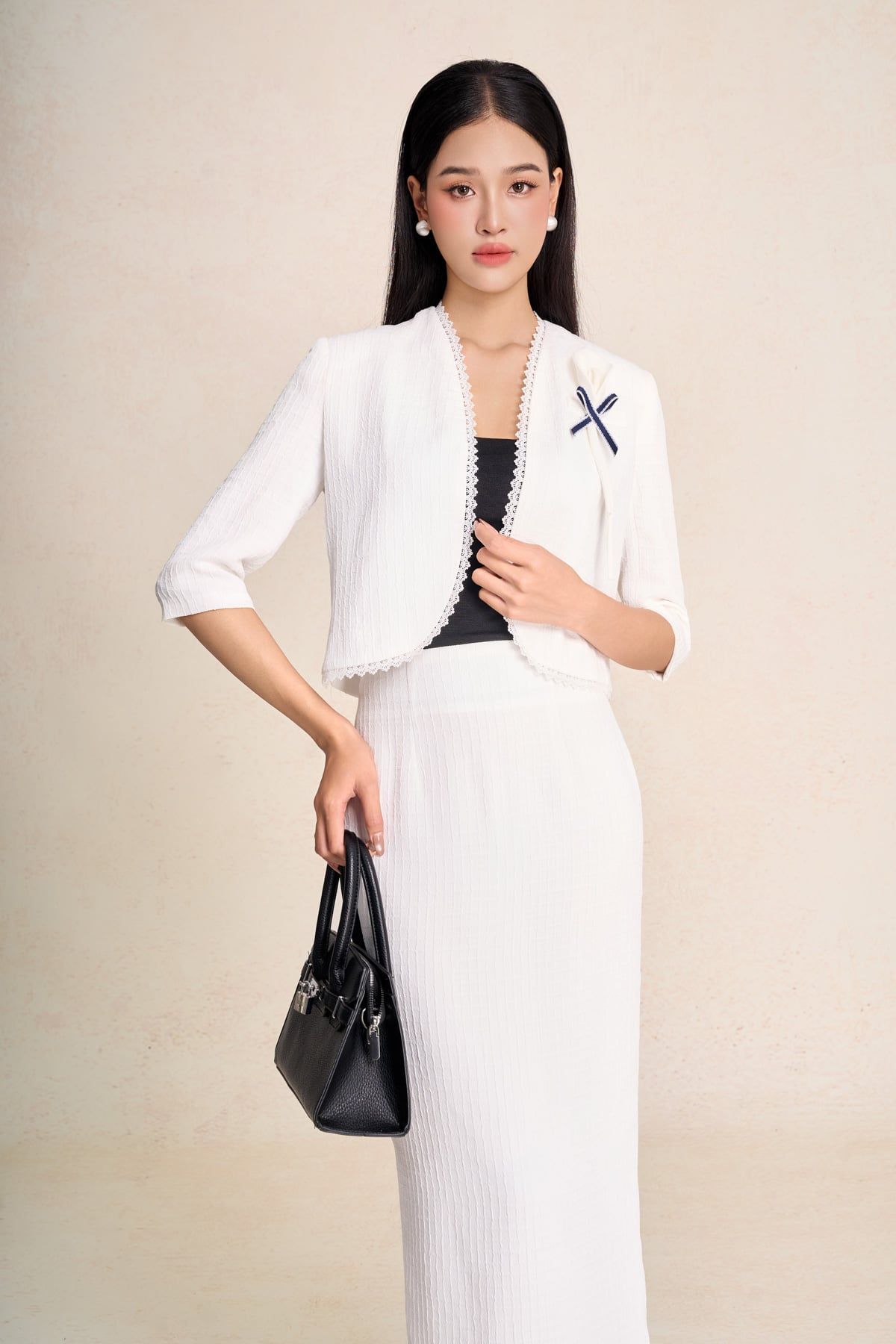 BKM73633 - Áo khoác kiểu công sở vải thô dáng ngắn tay lửng ngực áo đính hoa tạo kiểu - PANTIO