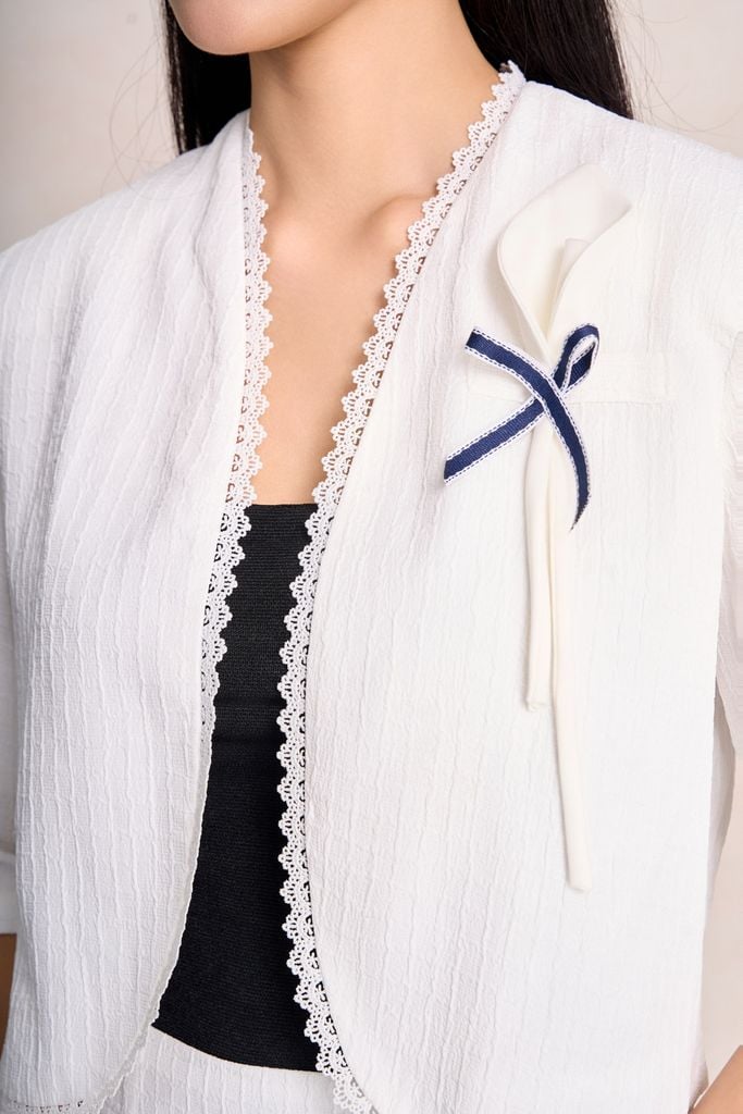 BKM73633 - Áo khoác kiểu công sở vải thô dáng ngắn tay lửng ngực áo đính hoa tạo kiểu - PANTIO