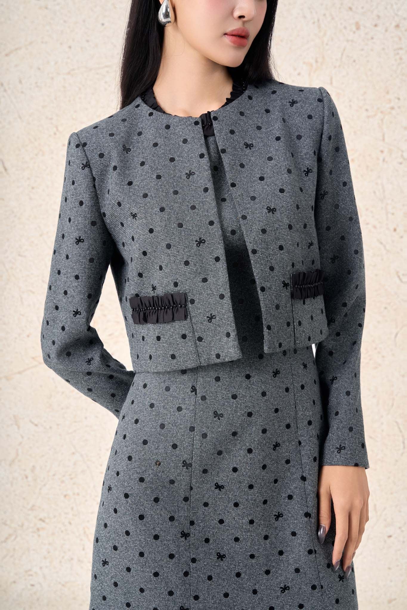 BKM93569 - Áo khoác kiểu vải thô nhung dáng ngắn cổ tròn thân áo đính nắp túi ốp tạo kiểu - PANTIO